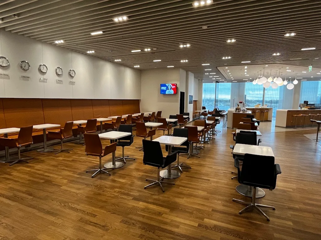 Lounge mit Tischen und Stühlen in modernem Design