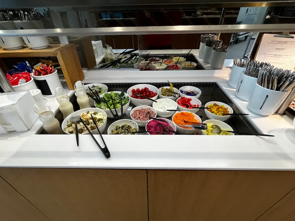 Lounge-Salatbar mit verschiedenen Beilagen und Salaten