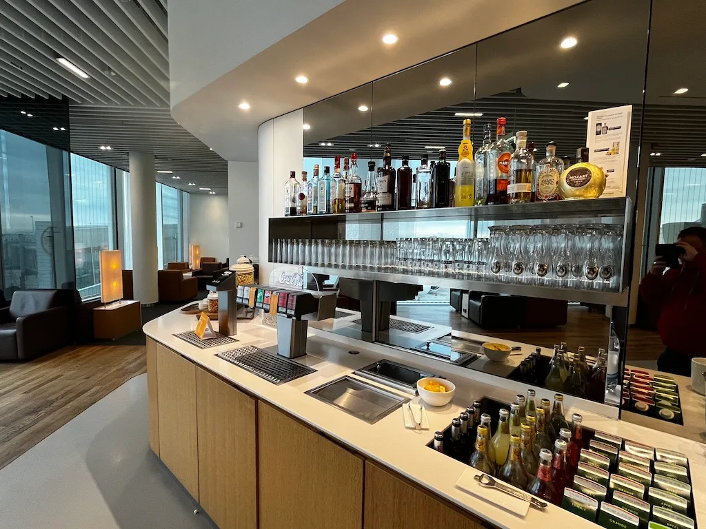 Bar im Lufthansa Senator Lounge mit Getränkeflaschen und Gläsern