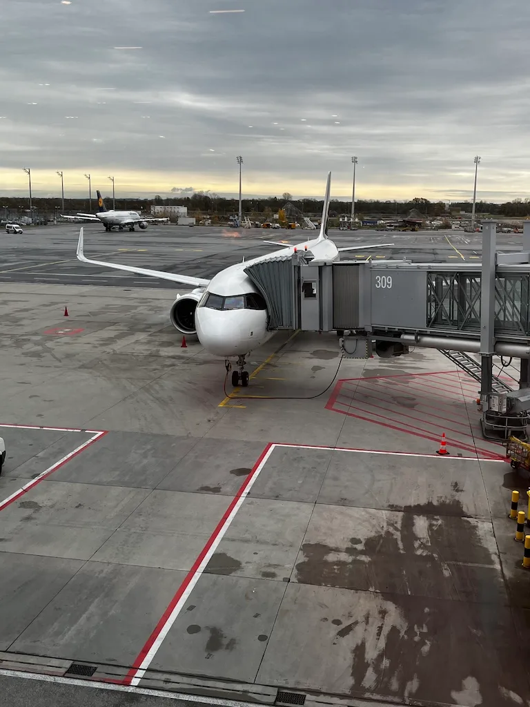Flugzeug am Flughafen mit Passagierbrücke