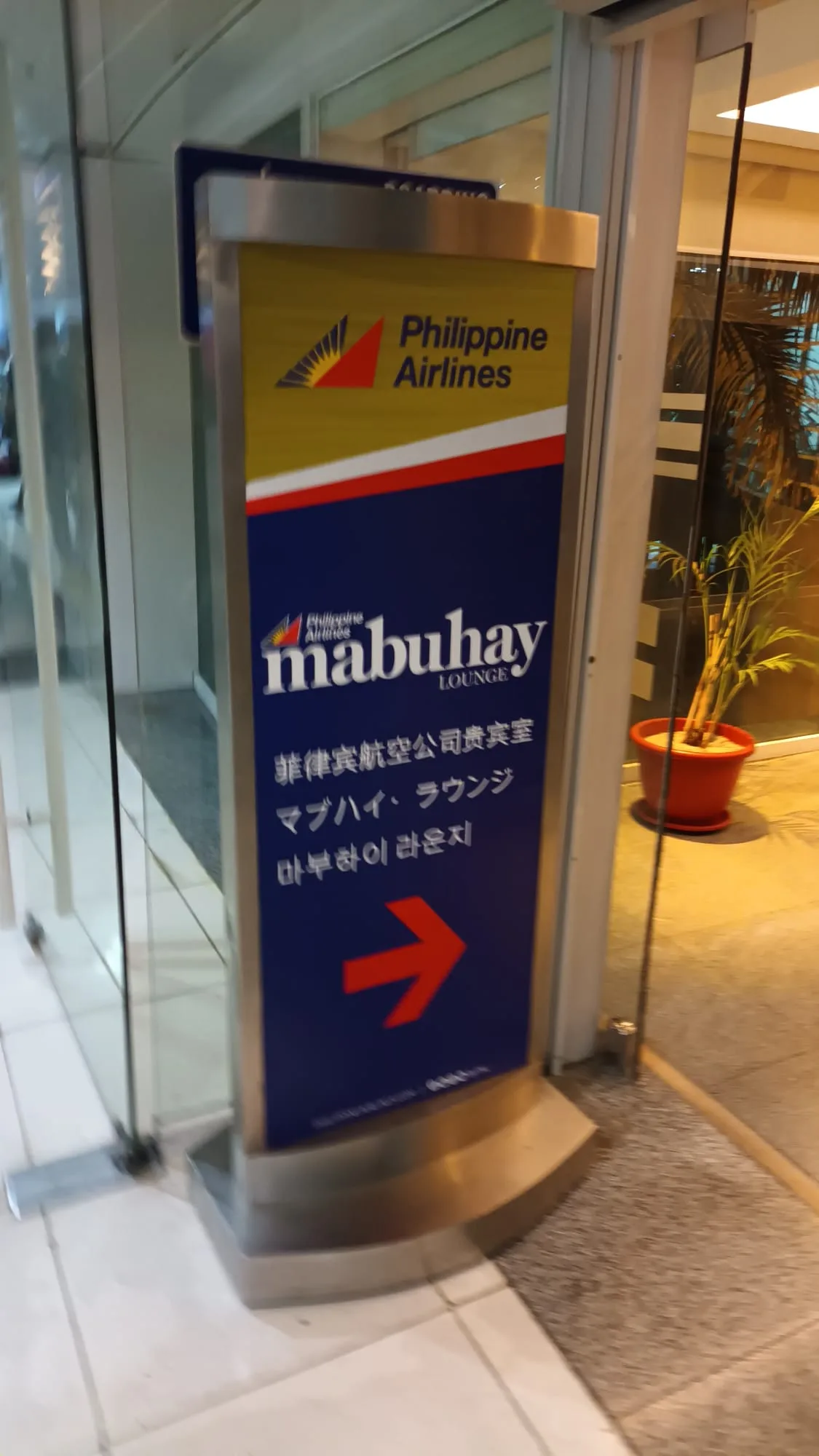 Philippinische Airlines Mabuhay Lounge Schild mit Pfeil