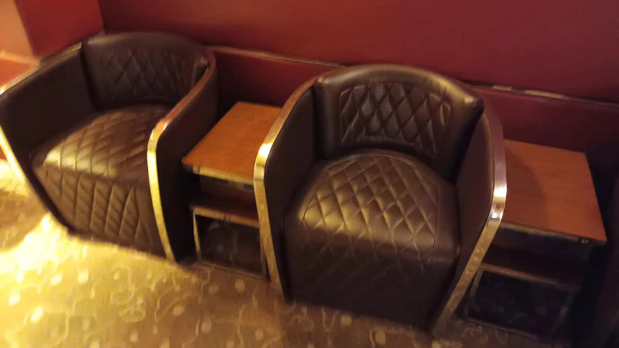 Lounge-Sitzmöbel mit gepolsterten Sesseln und Holztisch
