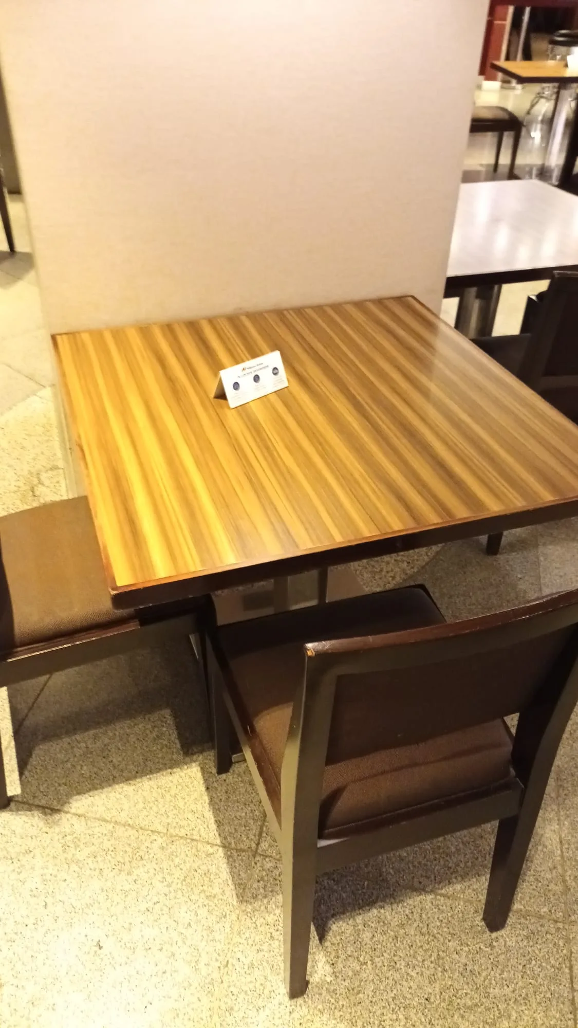 Holztisch mit Stühlen in einem Lounge-Bereich