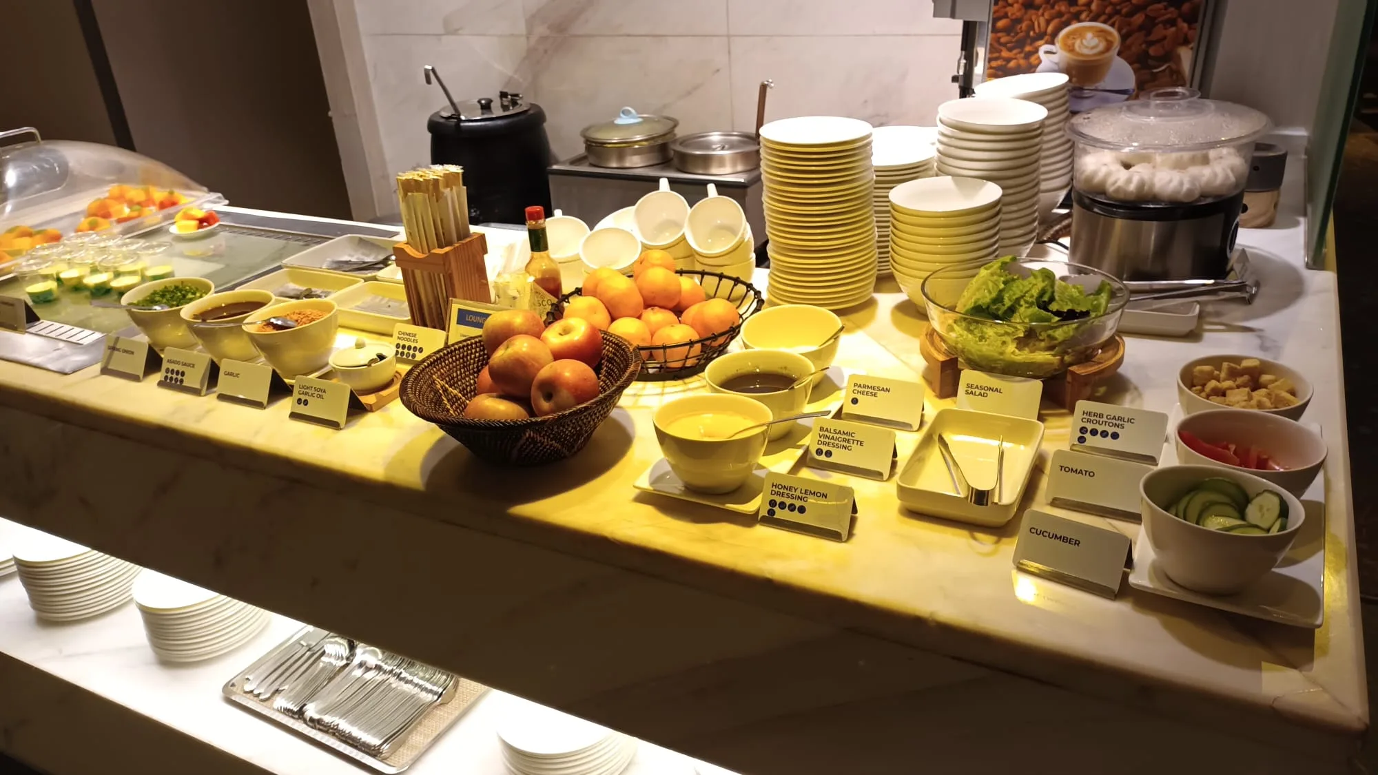 Frühstücksbuffet mit Obst, Salaten und Beilagen auf einem Tisch
