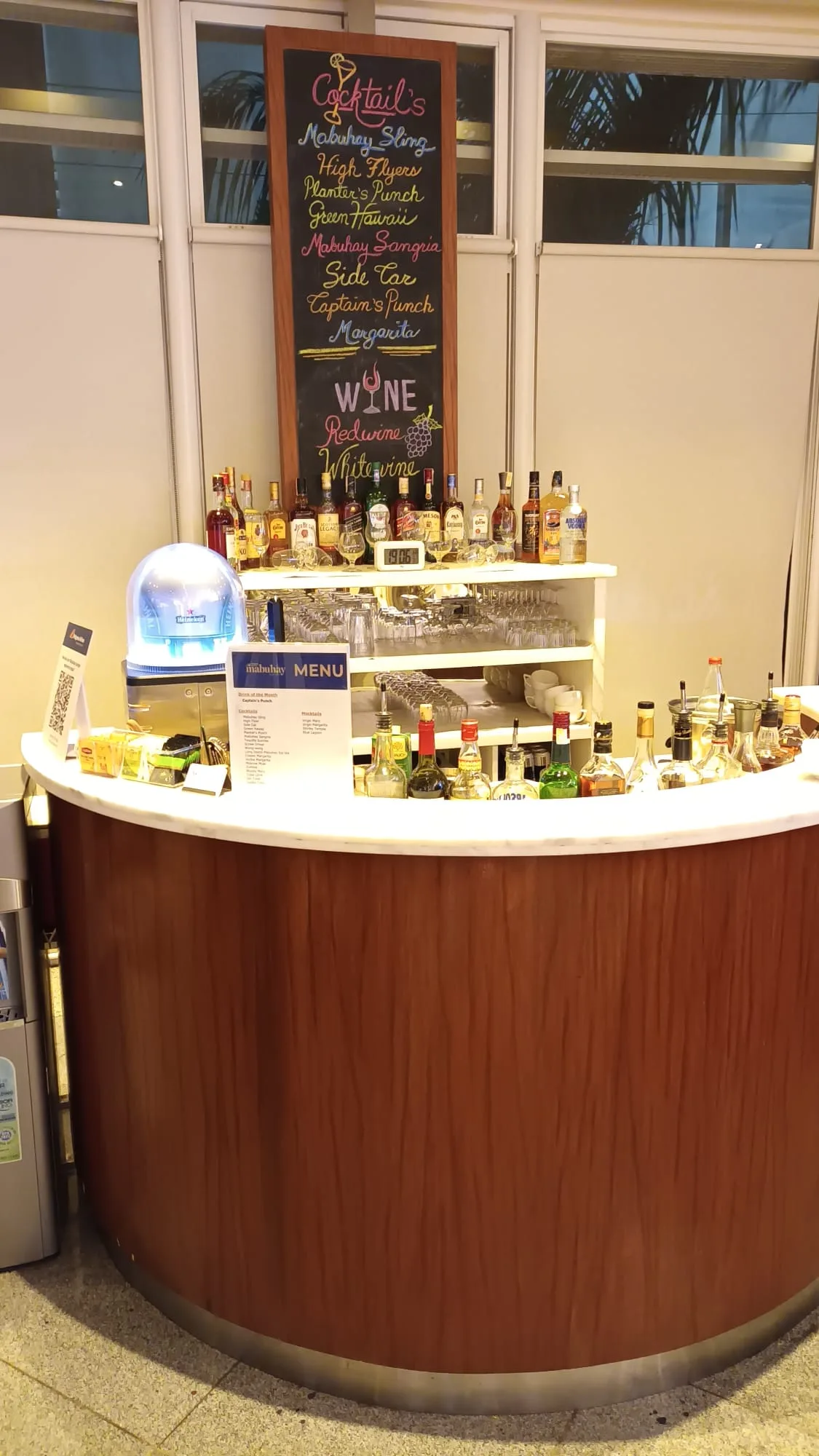 Bar mit Cocktails und Wein im Mabuhay Lounge