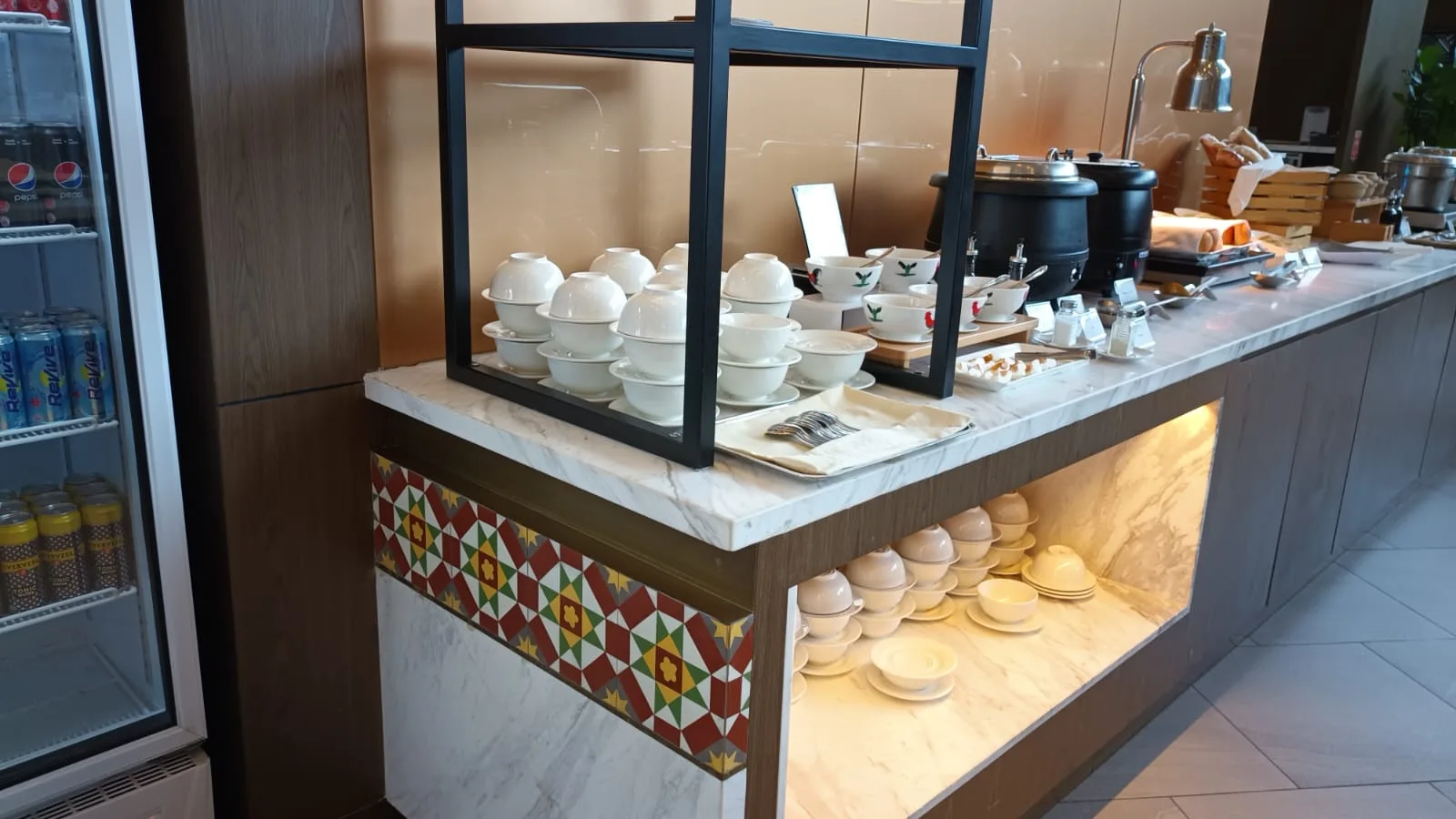 Buffet mit Geschirr und Kaffeebechern im Flughafenlounge