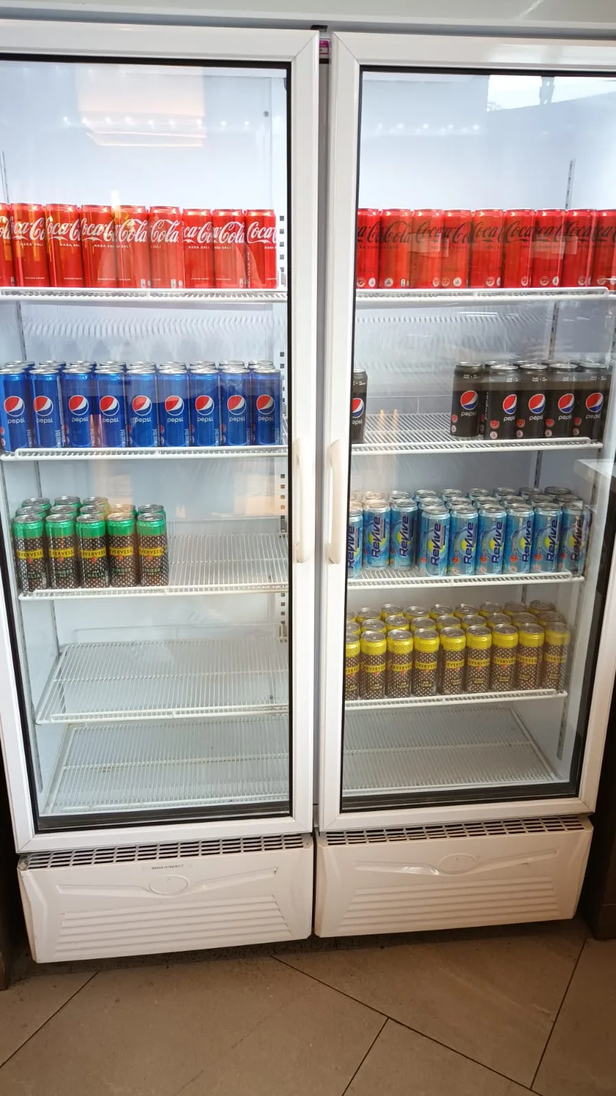 Getränkekühlschränke mit verschiedenen Getränken wie Coca-Cola, Pepsi und Red Bull