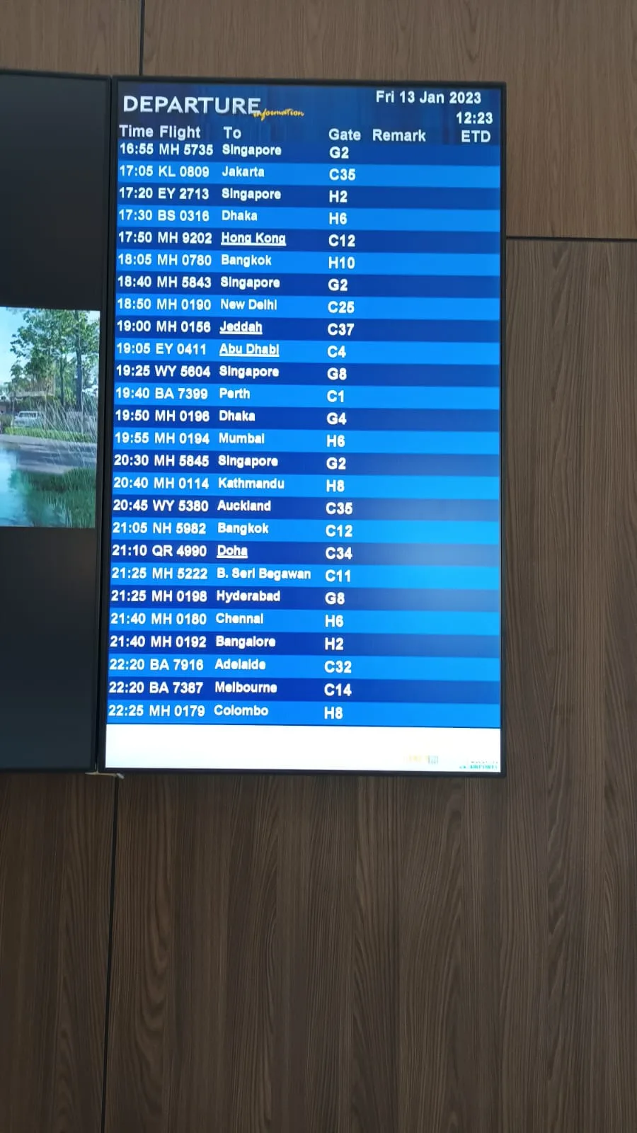 Abflug-Tafel mit Flugzeiten und Zielen am 13. Januar 2023