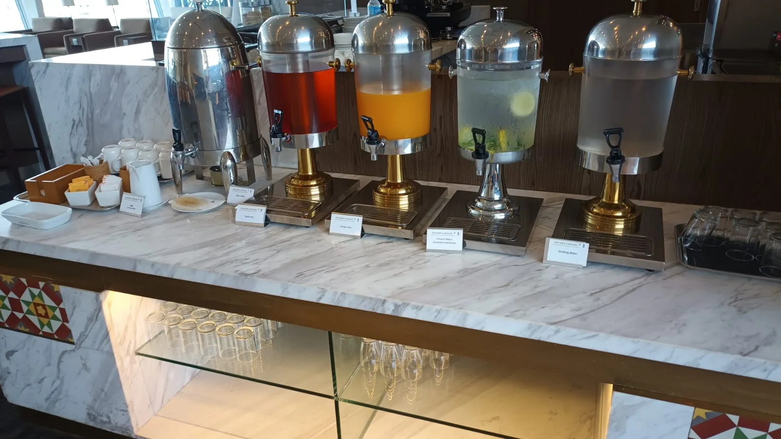 Getränkebar mit verschiedenen Saftdispensern und Gläsern