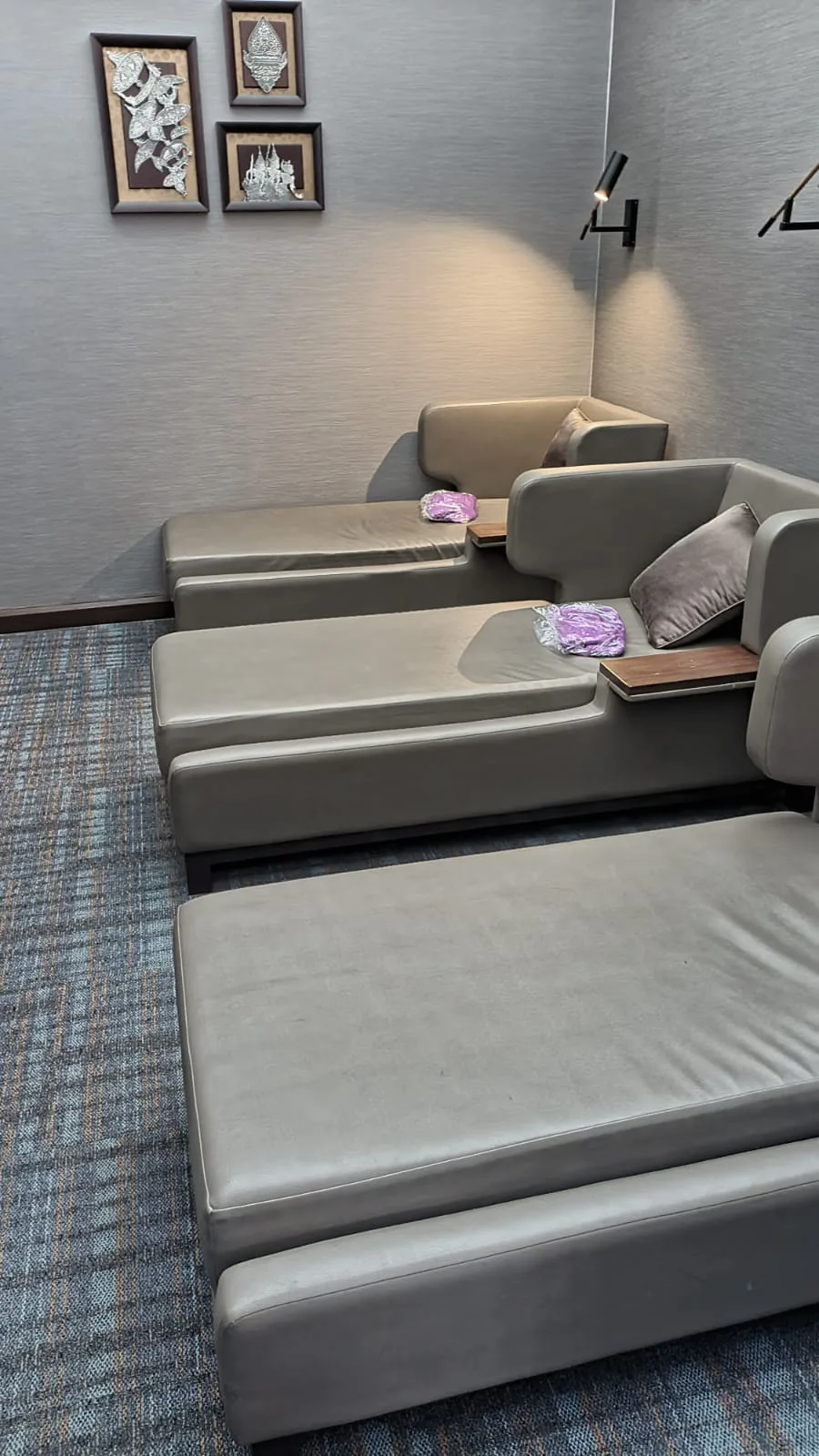 Lounge mit grauen Sofas und Kissen