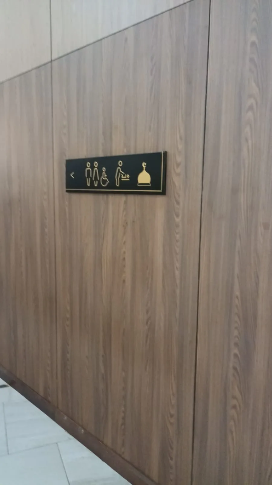 Tür mit Toilettenzeichen und Rollstuhlsymbol