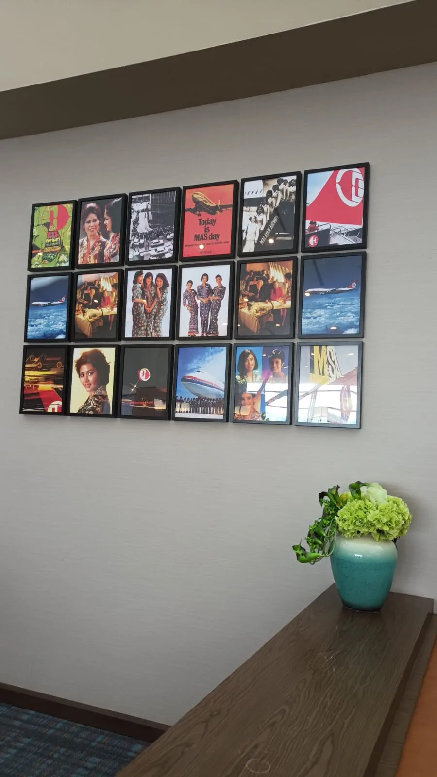 Fotos von Flugzeugen und Menschen an der Wand