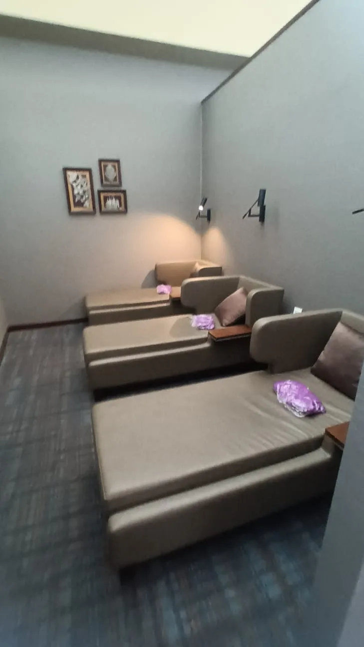 Lounge mit mehreren Liegen und Kopfkissen in neutralen Farben