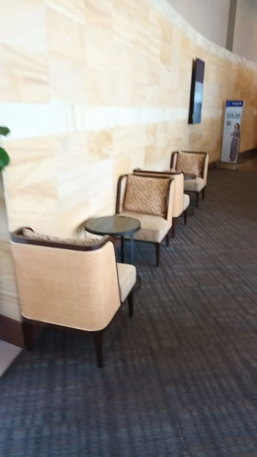 Lounge mit Sesseln und Couch in neutralen Farben