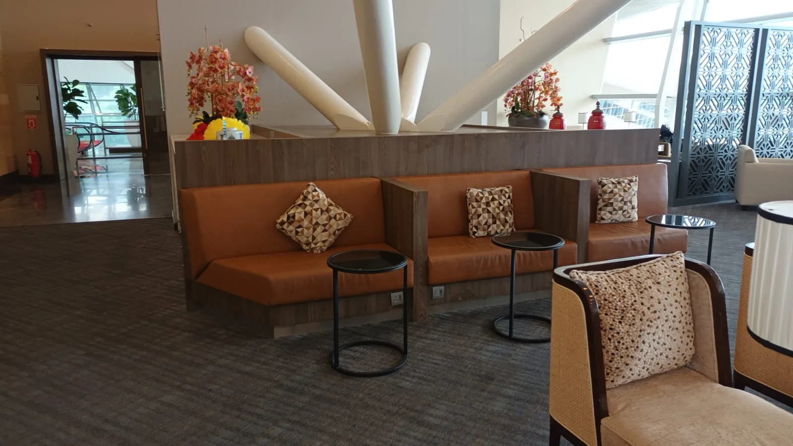 Lounge mit orangefarbenen Sofas und dekorativen Kissen