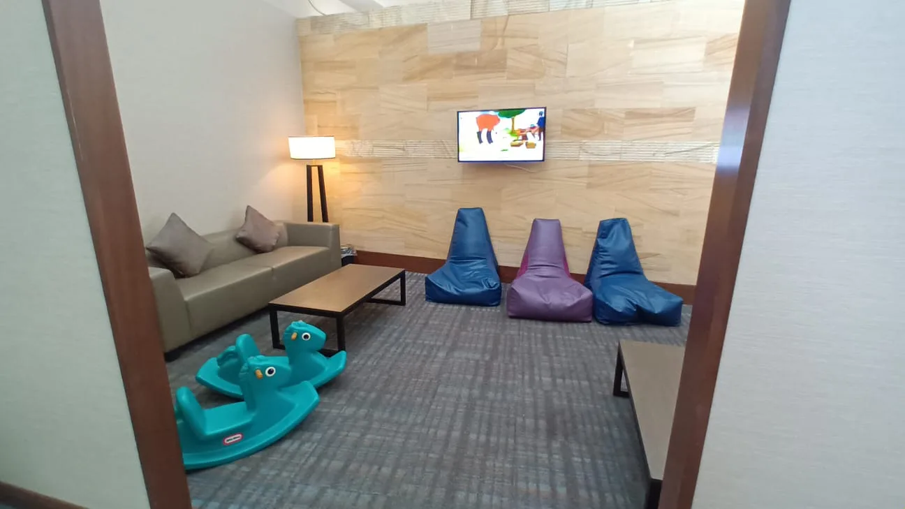 Kinderspielzeug und Sitzsäcke in einem Flughafensalon