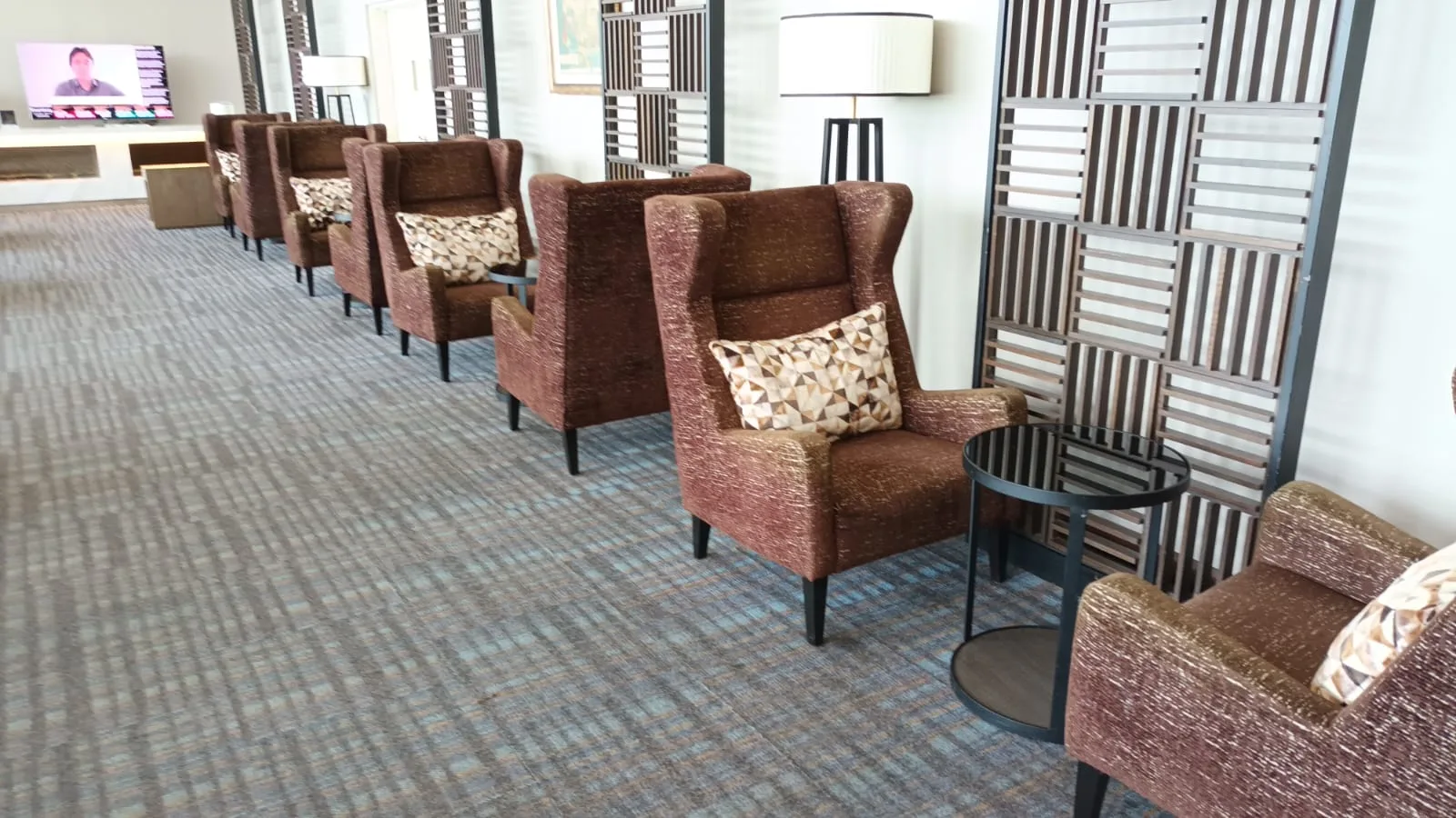 Reihen von Sesseln mit Kissen in einem Flughafensalon
