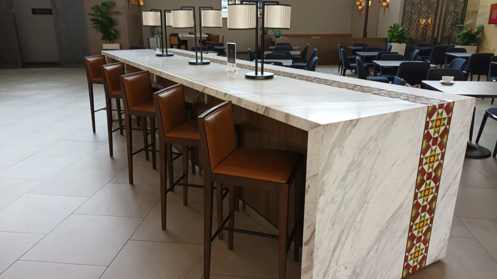 Lounge-Bar mit Stühlen und Marmorplatten