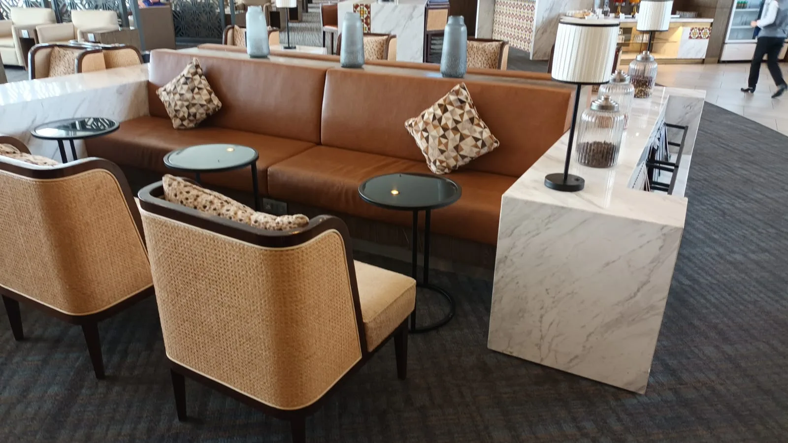 Lounge mit braunem Sofa und Sesseln