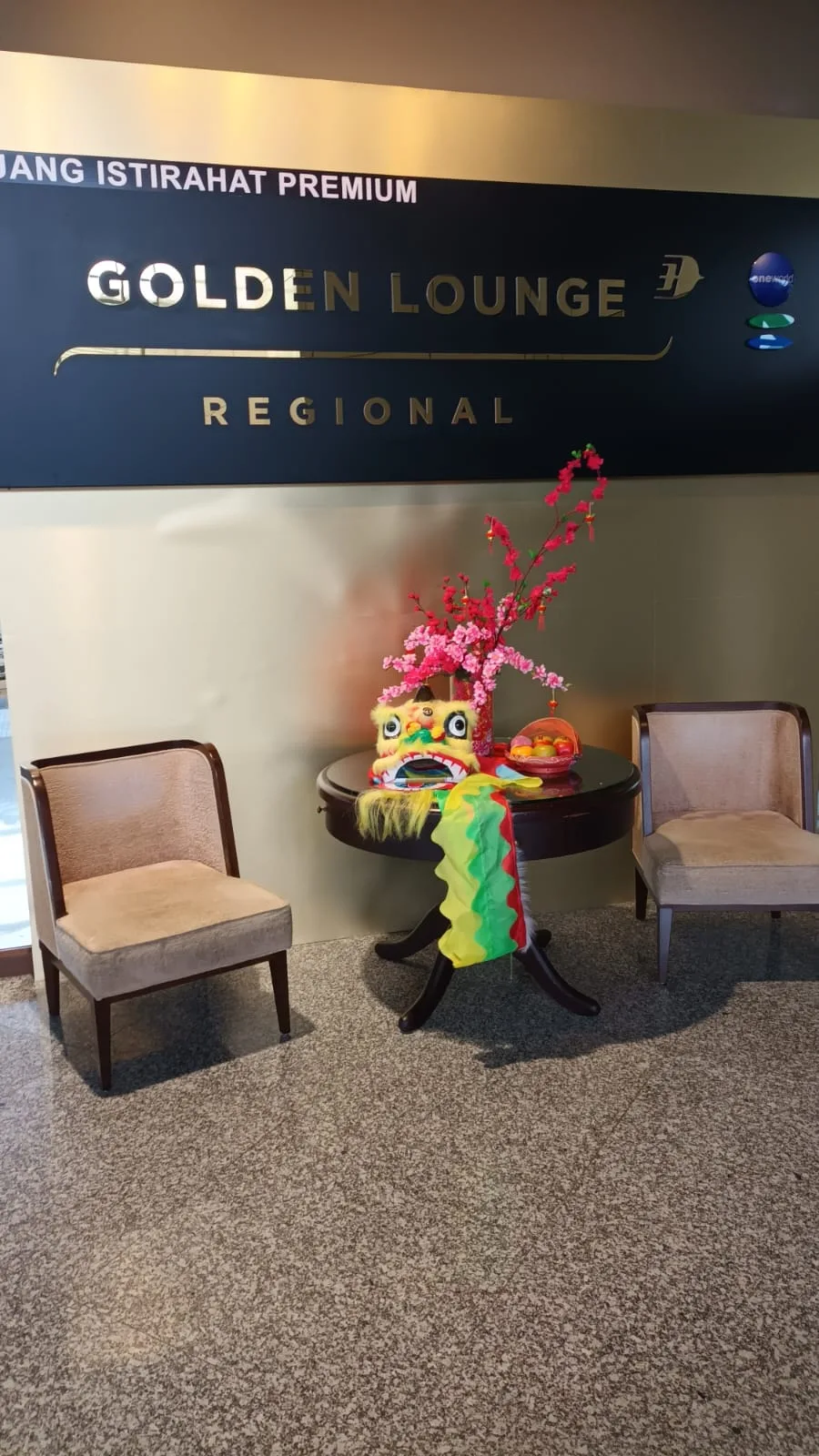 Regionaler Golden Lounge mit Dekoration für Chinesisches Neujahr