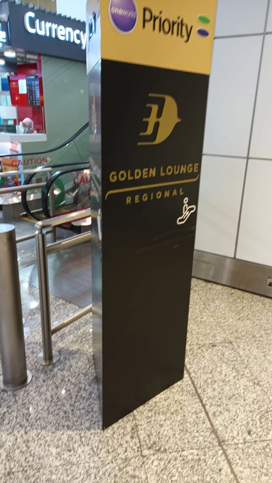 Gelber Säulenschild mit Aufschrift 'Golden Lounge' und Logo