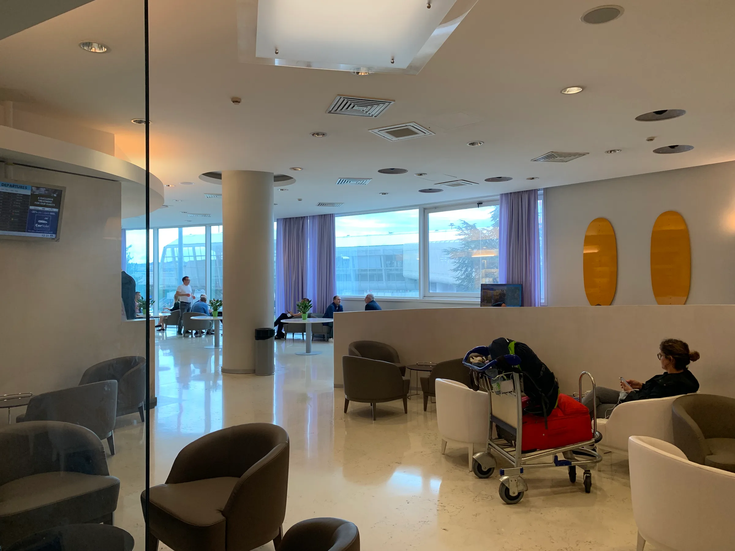 Business Lounge im Flughafen mit Sesseln und Tischen