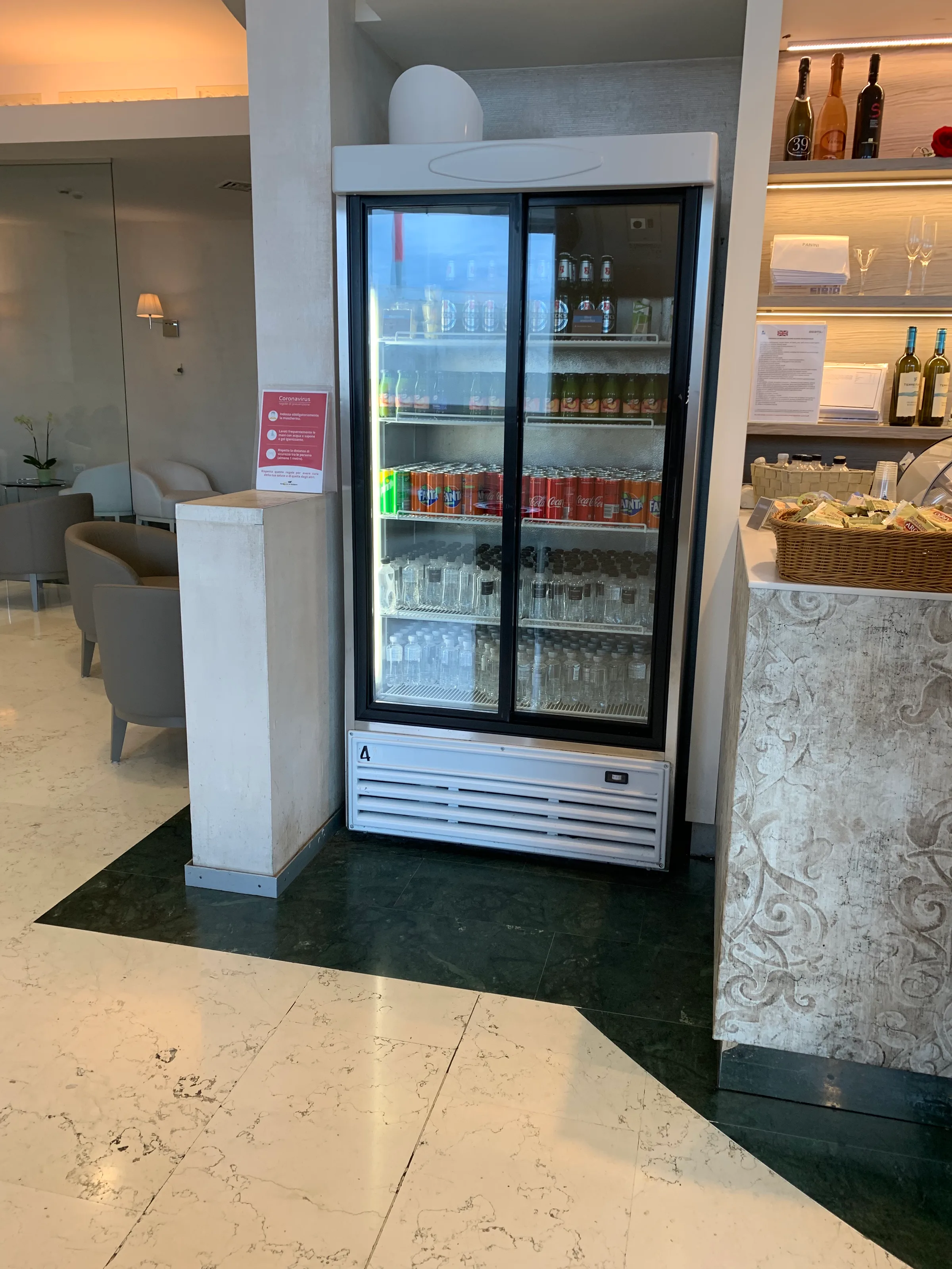 Gefrierkühlschrank mit Getränken im Business-Lounge