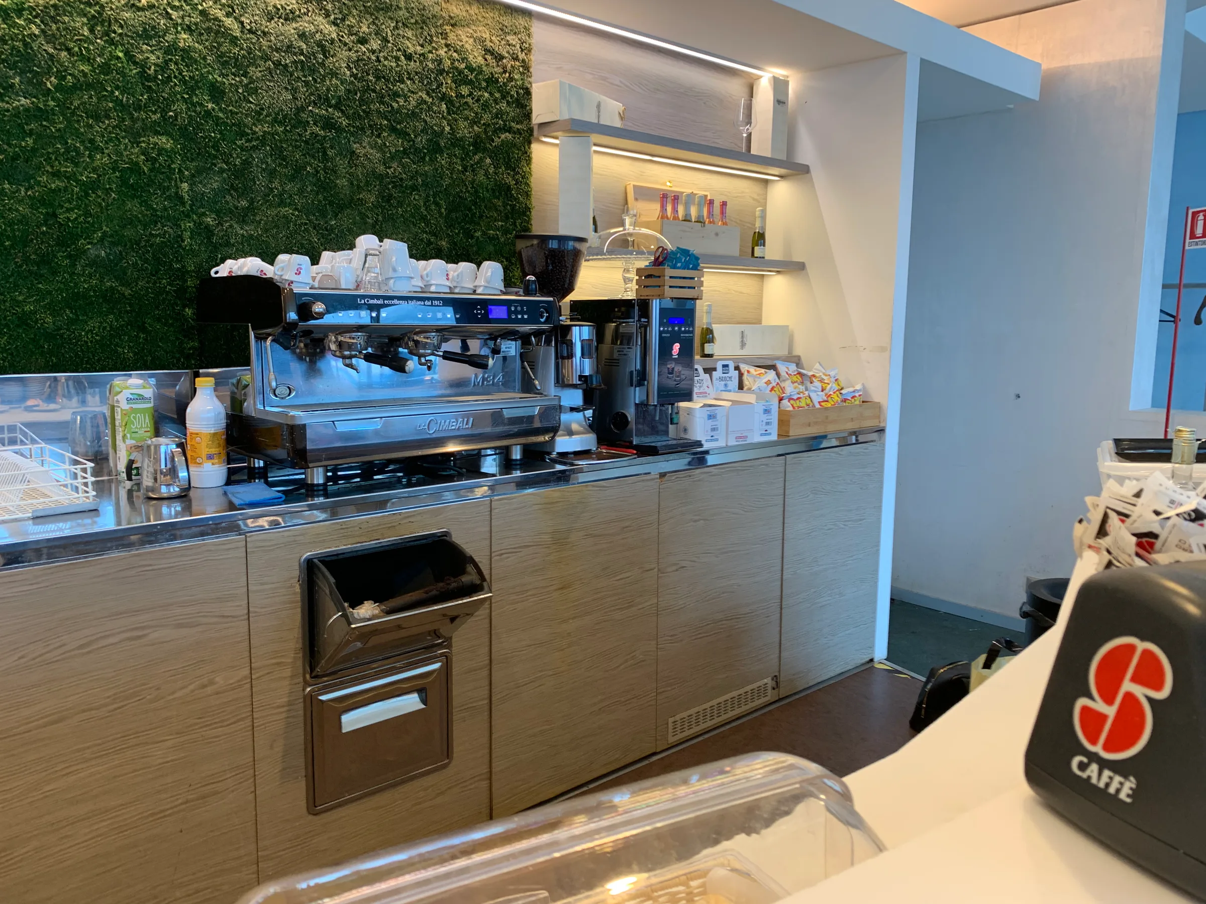 Kaffeemaschine und Getränke im Business-Lounge