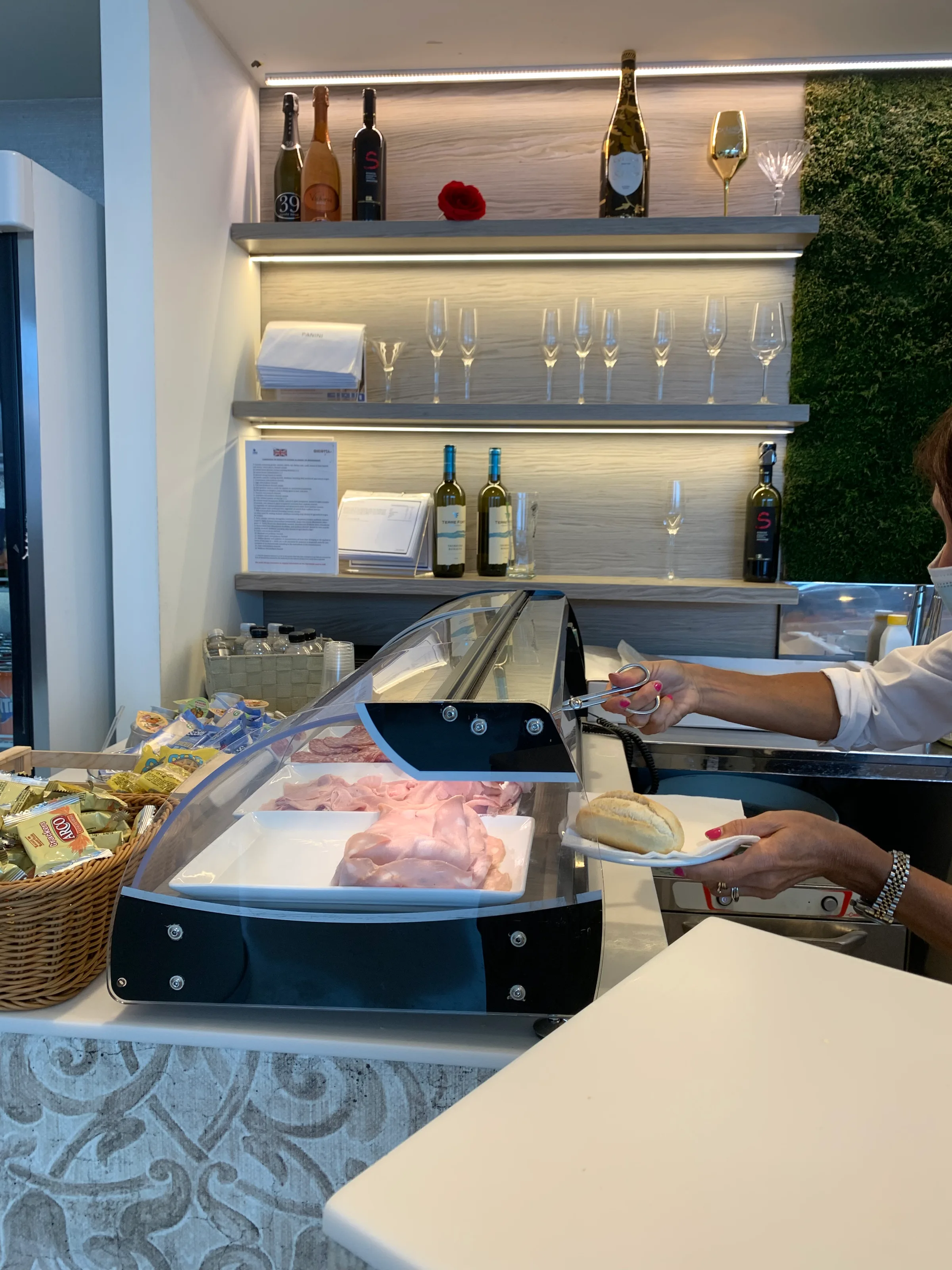 Business-Lounge-Aufbau mit Käse und Schinken sowie Getränken im Hintergrund