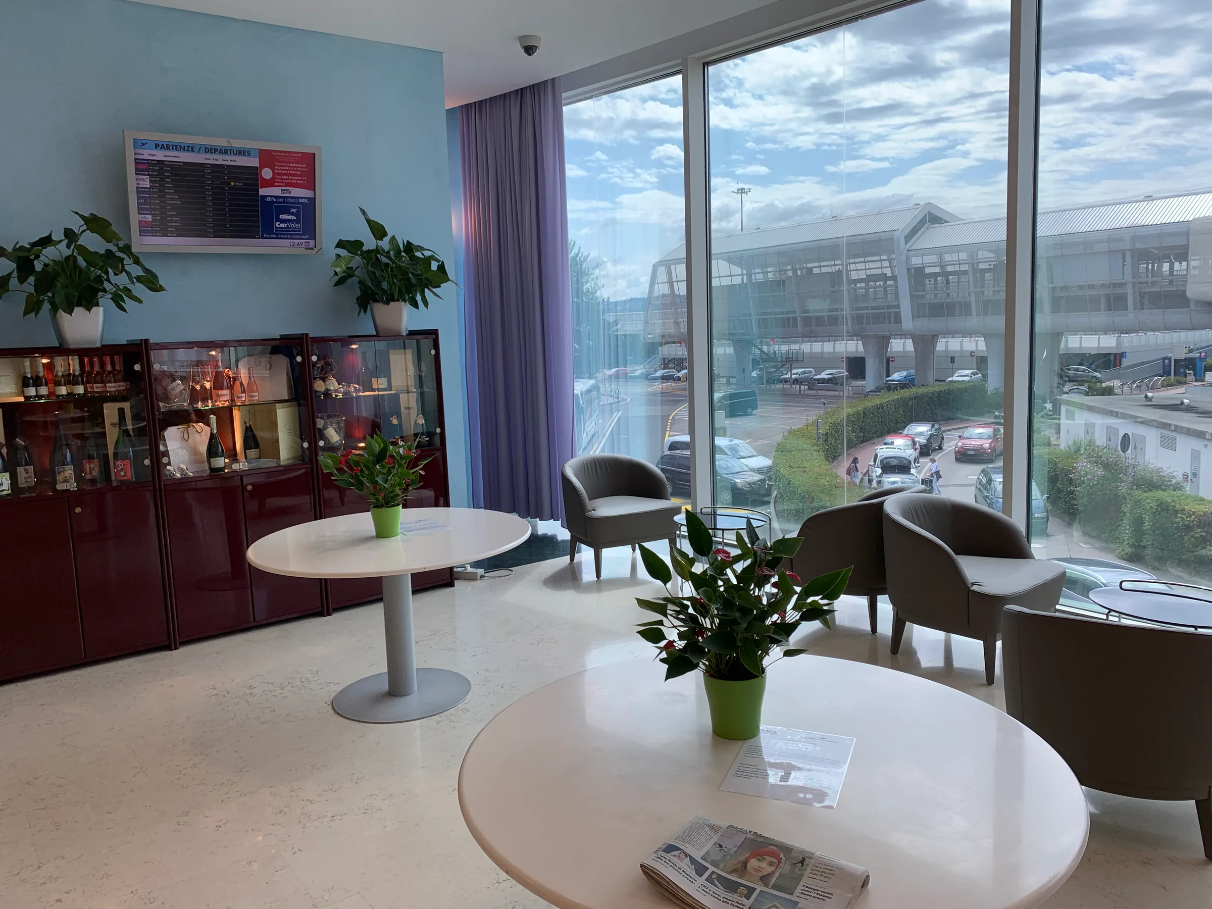 Business Lounge mit Sitzmöbeln und Blick auf Flughafen