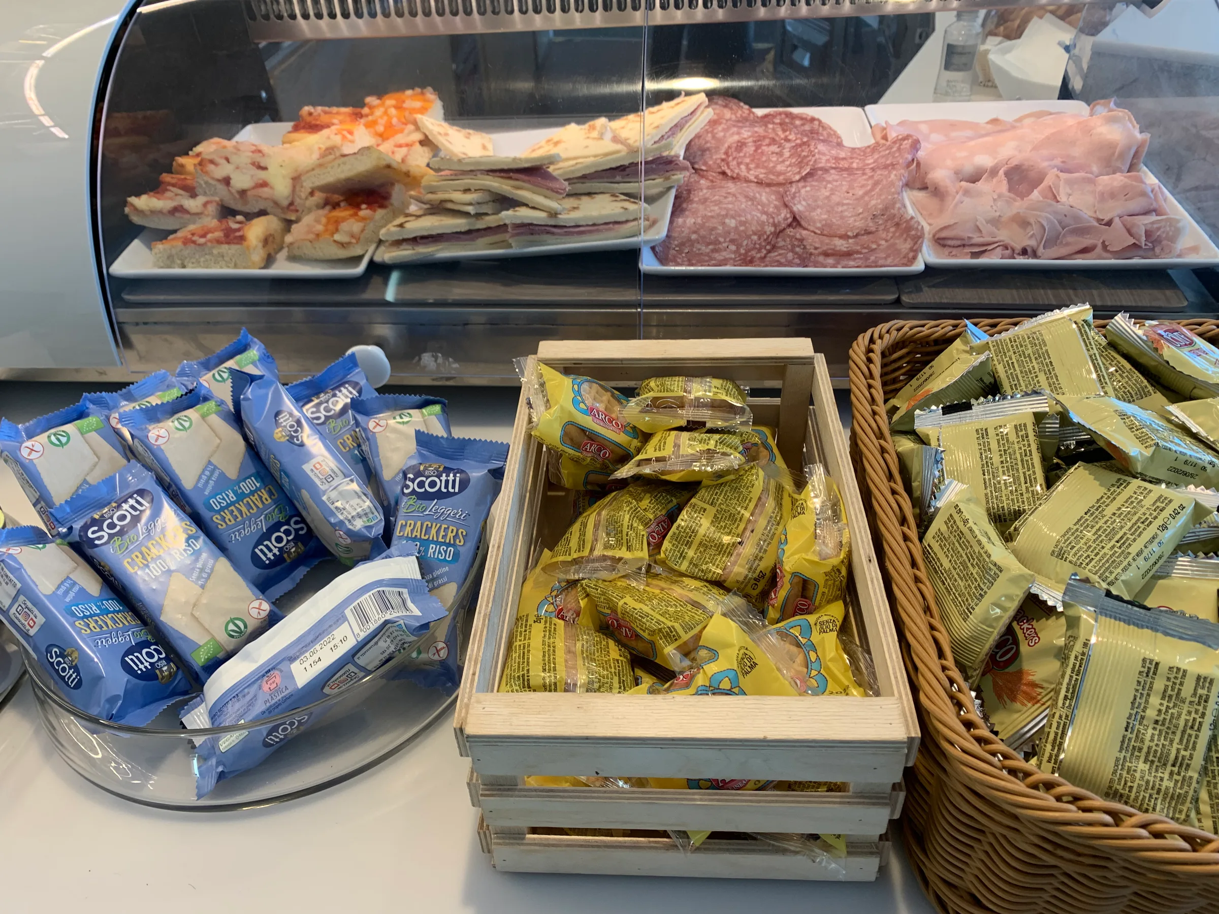 Snacks und Getränke im Marconi Business Lounge am Flughafen Bologna