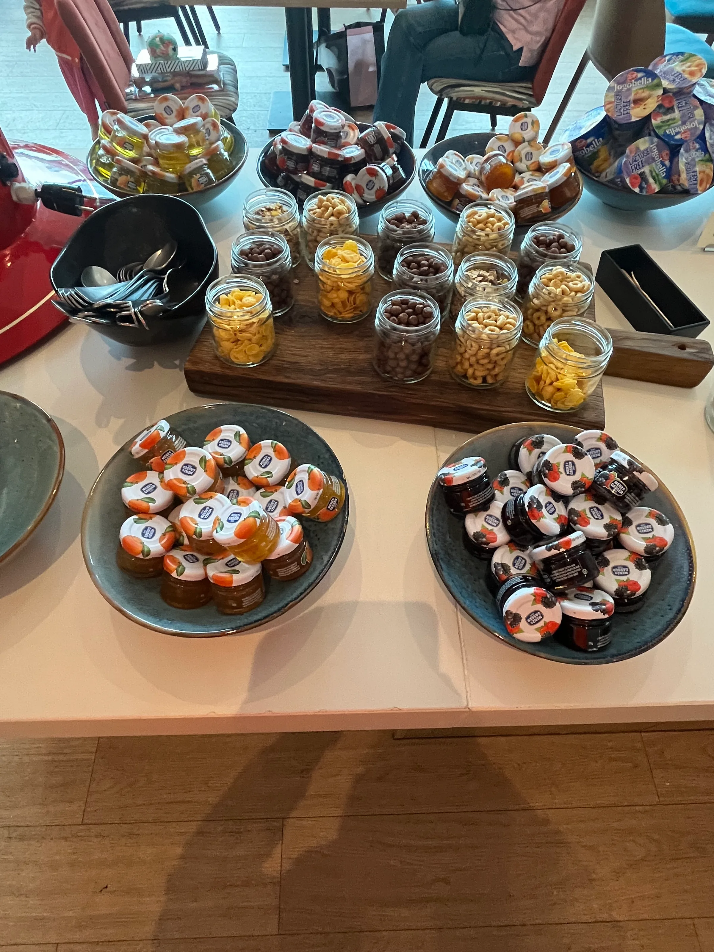 Frühstückstablett mit verschiedenen Snacks und Fruchtaufstrichen