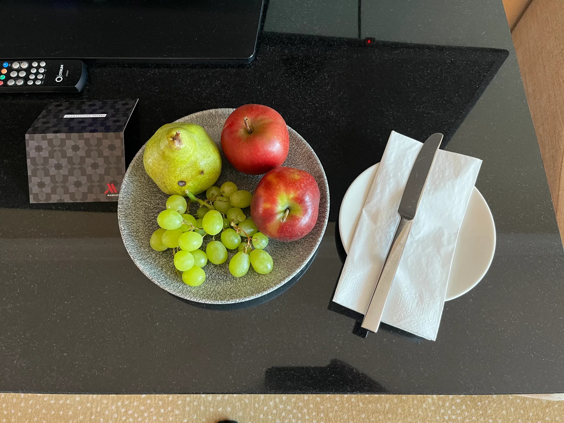 Hotelzimmertisch mit Obstschale und Besteck