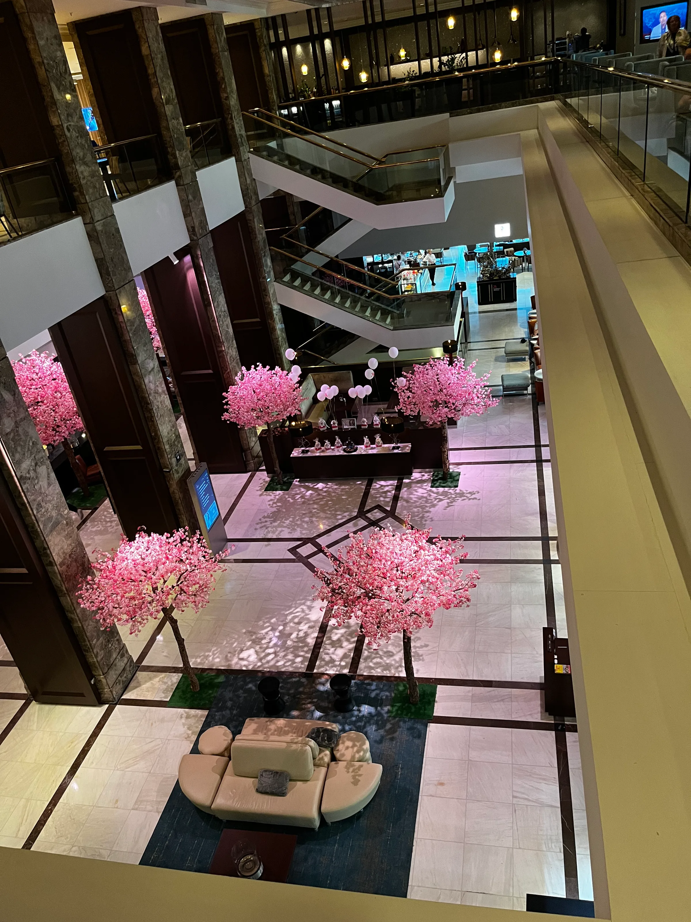 Lobby des Marriott Hotels Warschau mit künstlichen Kirschblütenbäumen