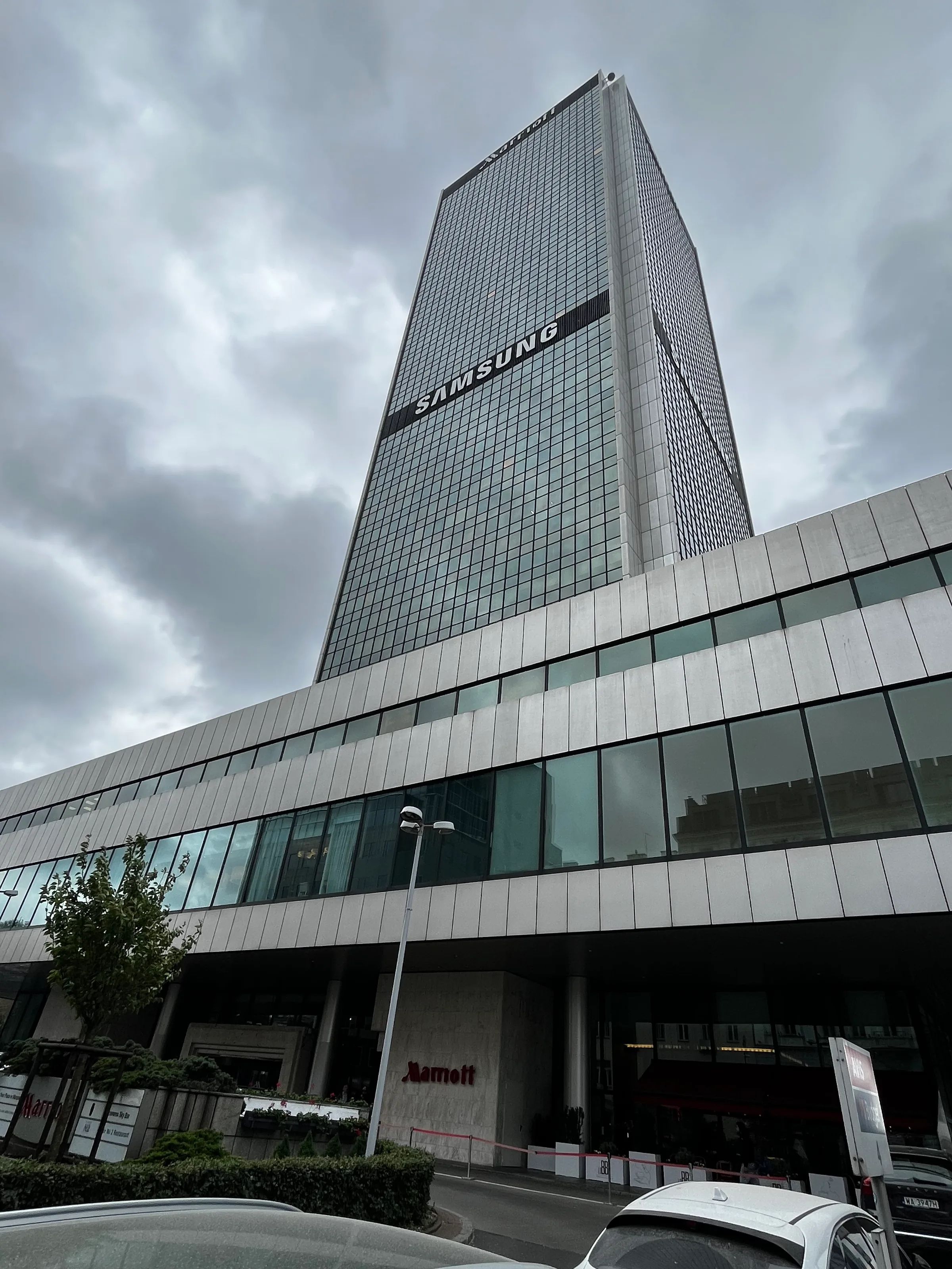 Marriott-Hotelgebäude mit Samsung-Schriftzug am Turm