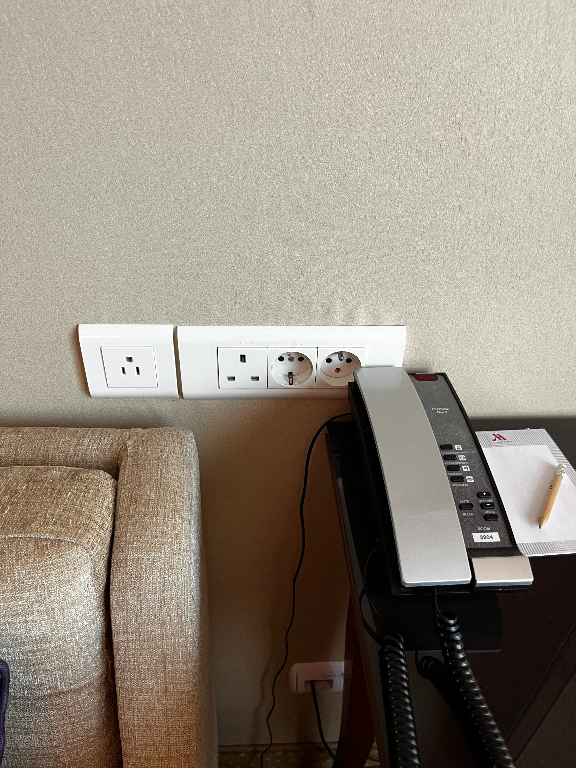 Hotelsteckdosen mit Telefon und Notizblock