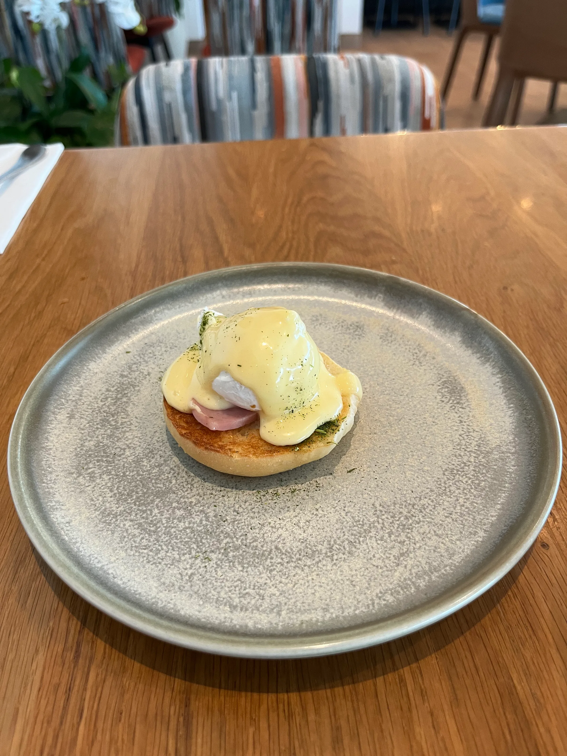 Eierkuchen auf Toast mit Ei und Sahne