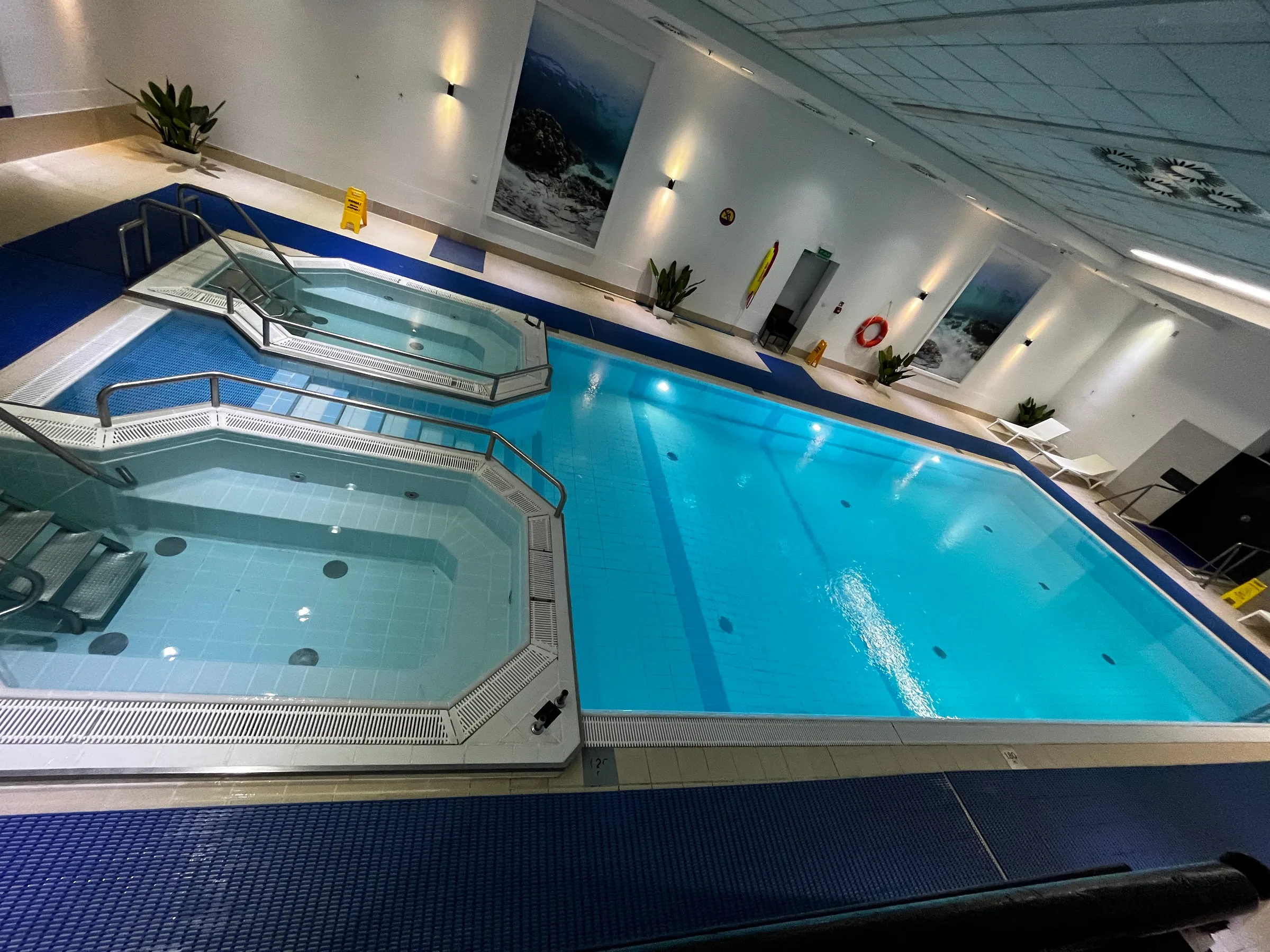 Indoor Swimmingpool mit Whirlpool und blauen Fliesen