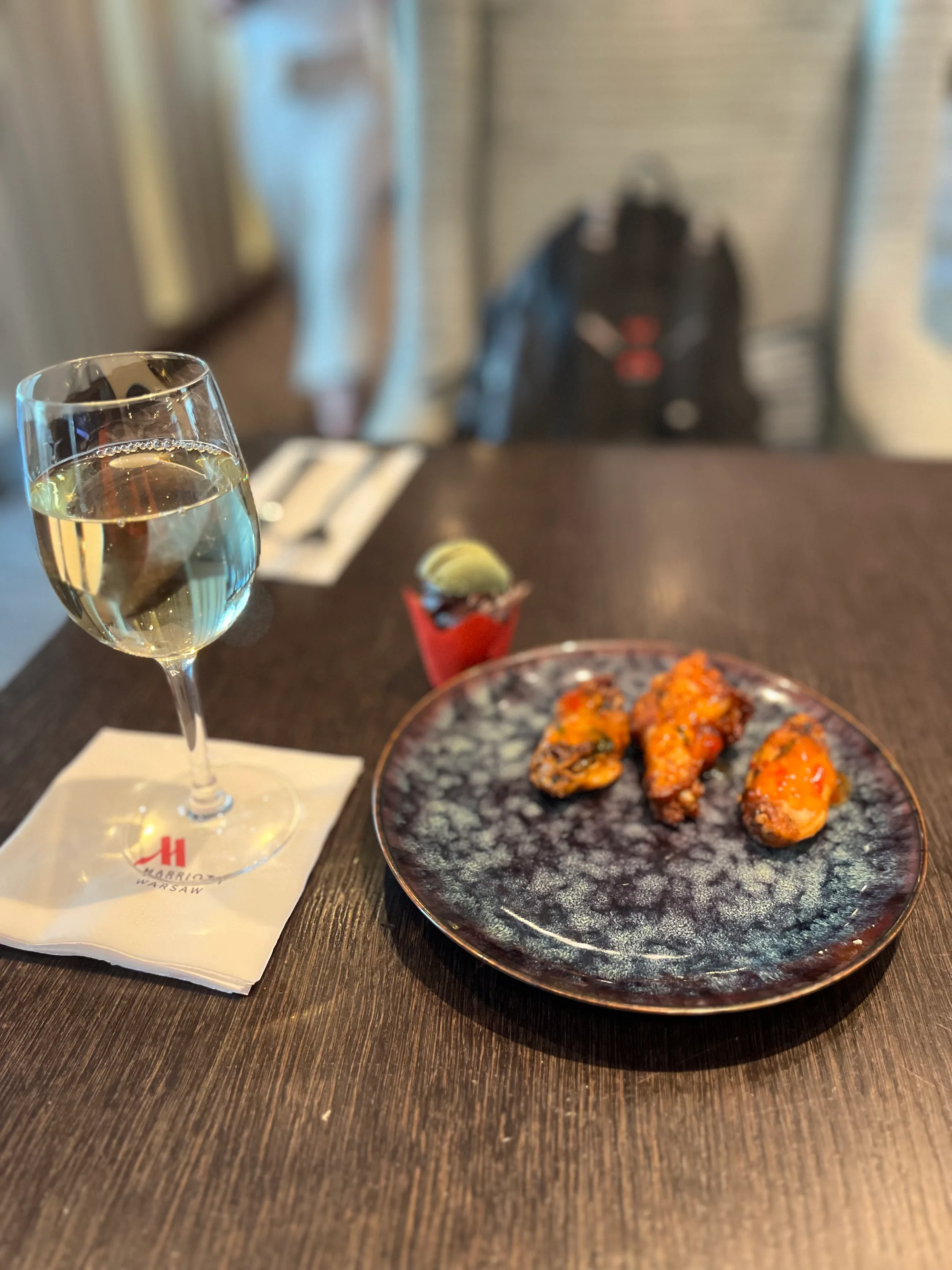 Gedeckter Tisch mit Weinglas und Snack auf dem Marriott Hotel Warschau.