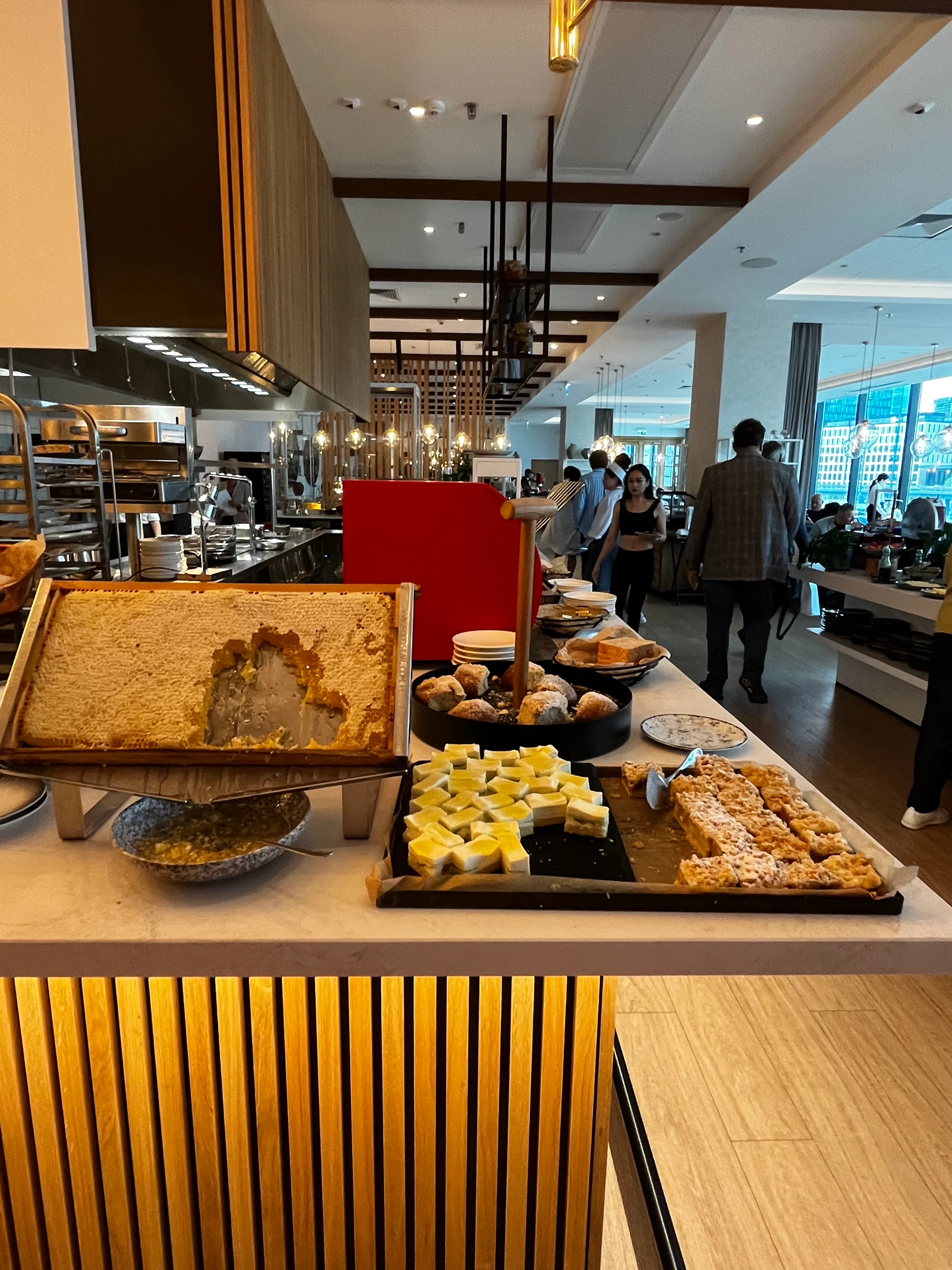 Frühstückstheke mit verschiedenen Gebäck und Kuchen