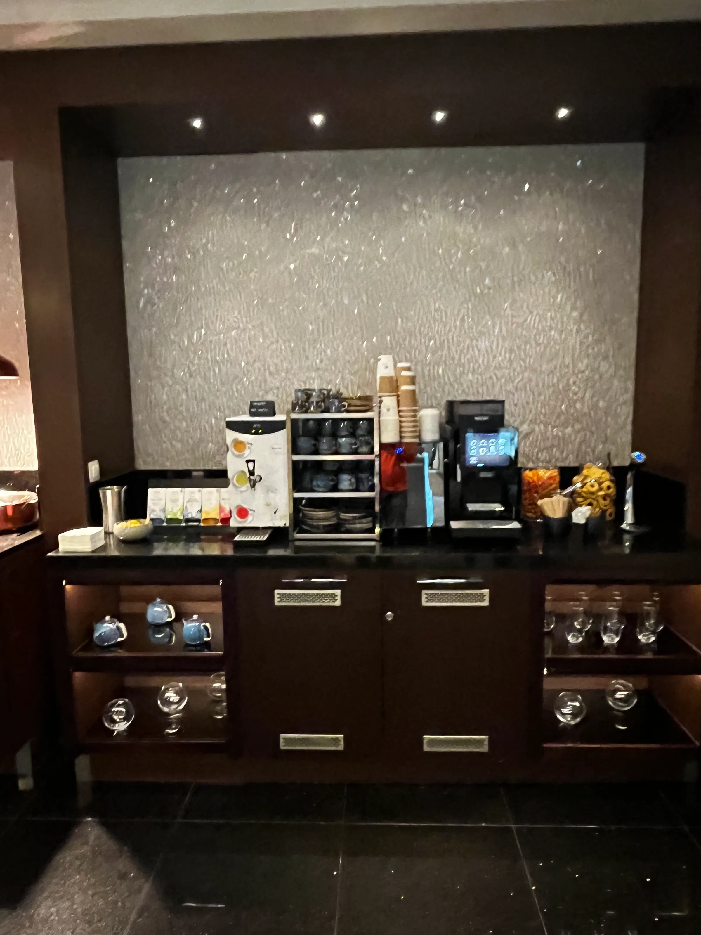 Hotelkaffeebar mit Kaffeemaschine und Getränkebehältern