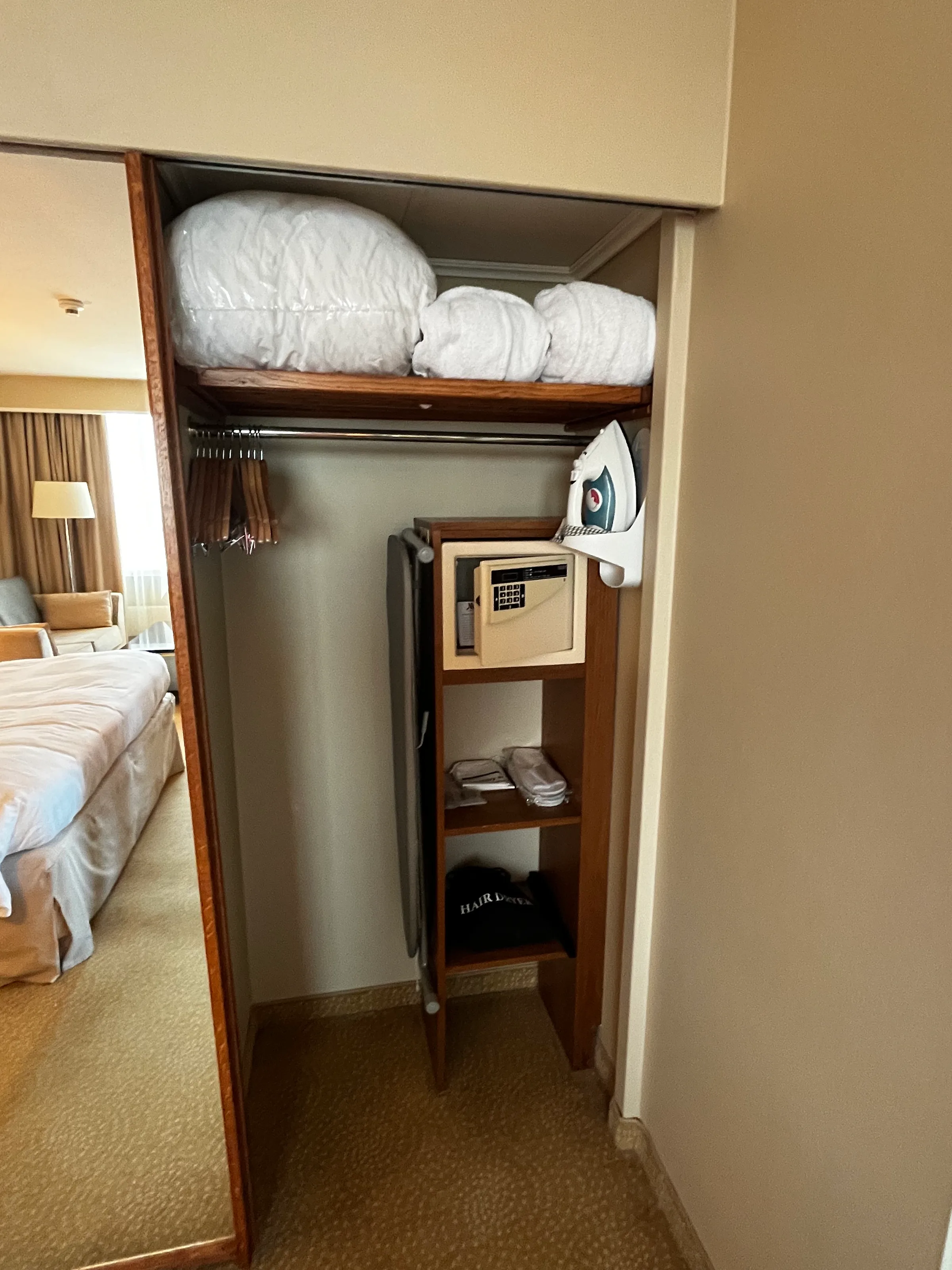 Hotelgarderobe mit Kleidungsständer und Schubladen
