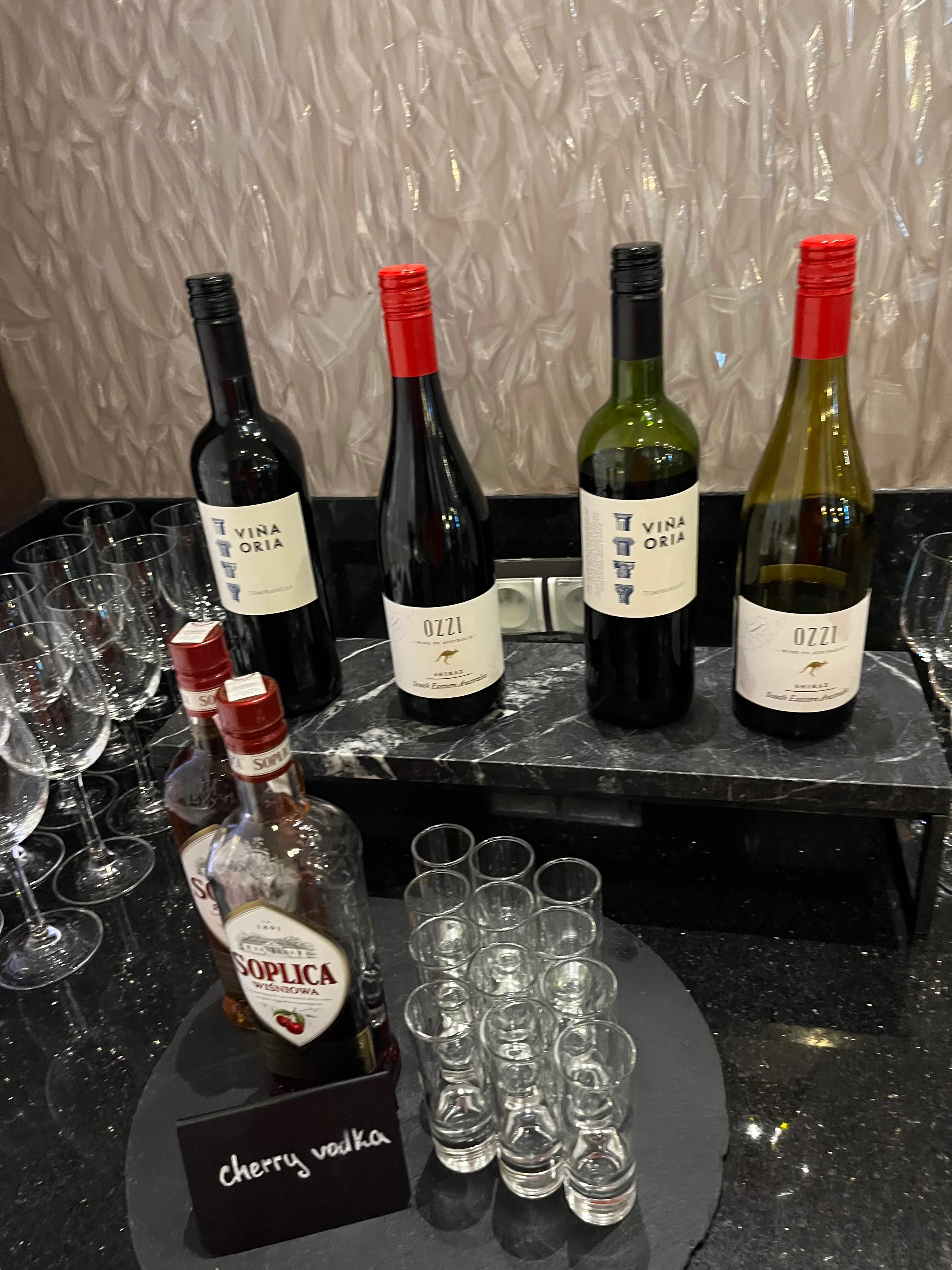 Hotelbar mit Flaschen und Gläsern