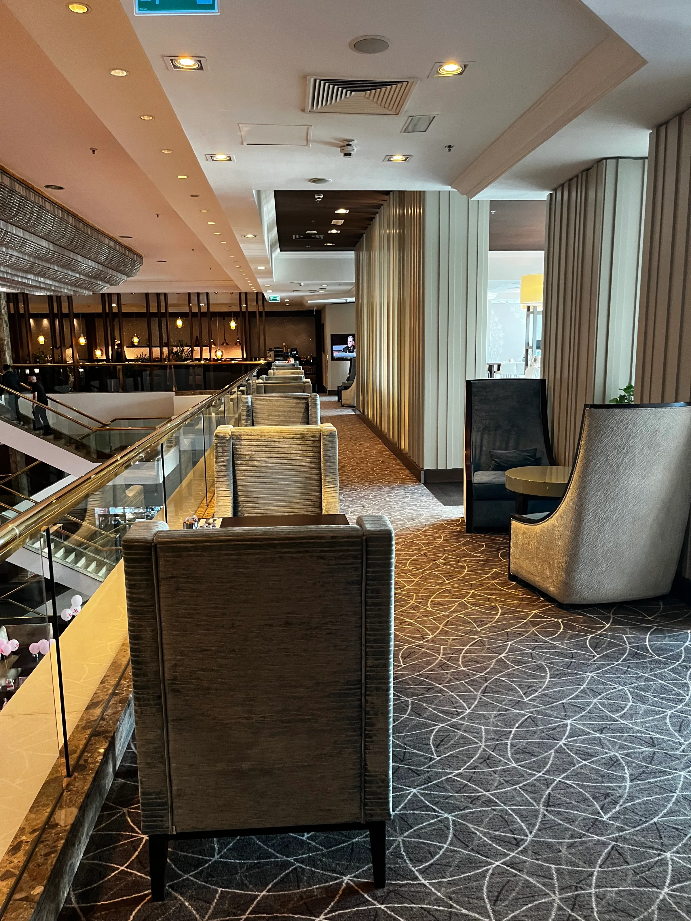 Loungebereich mit Sesseln und Teppich im Marriott Hotel Warschau