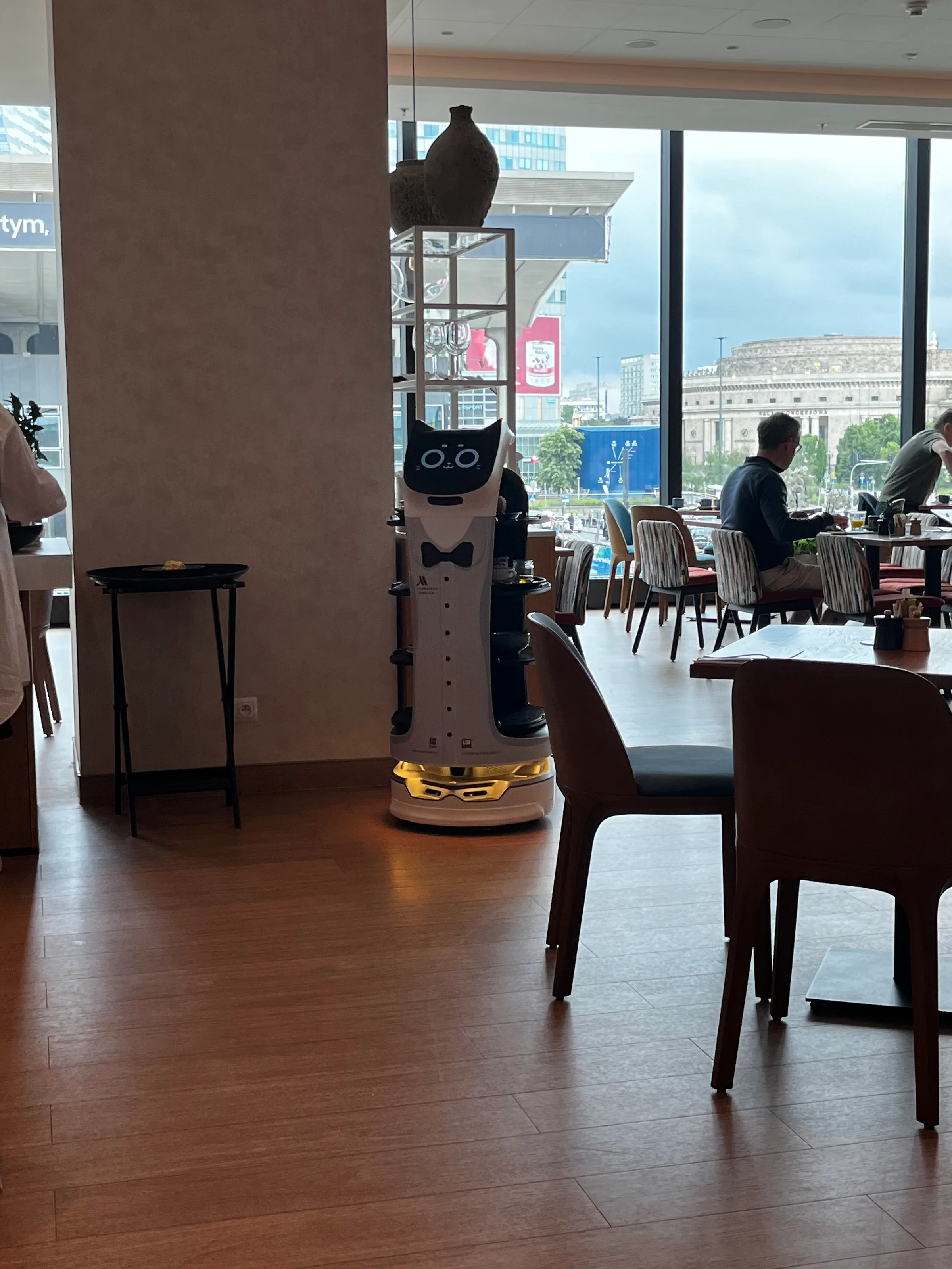 Roboter im Restaurant mit Tisch und Stühlen im Vordergrund