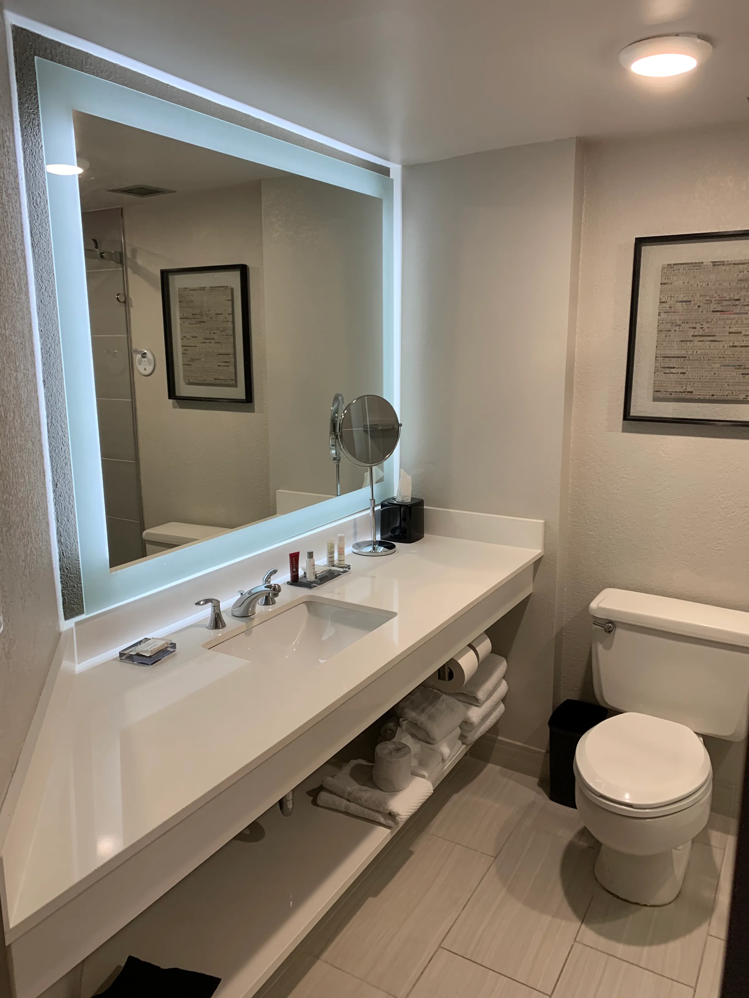 Moderne Badezimmeranlage mit Waschtisch und Spiegel