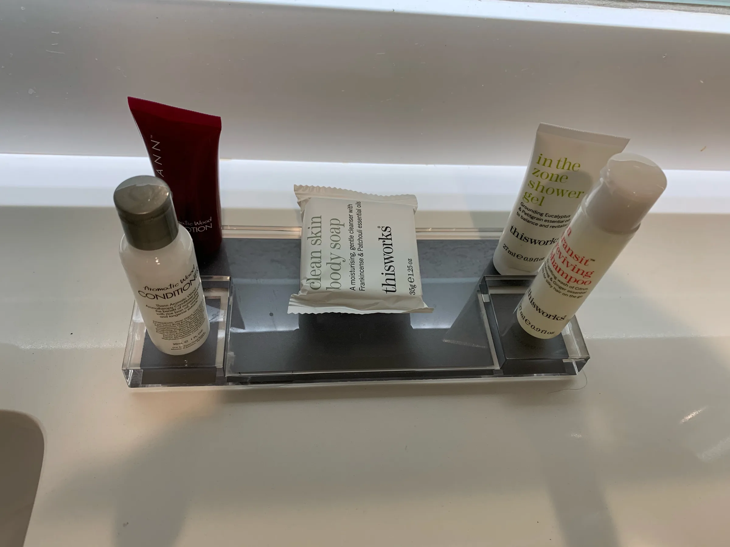 Hotelzimmerservice mit Shampoo, Conditioner und Seife