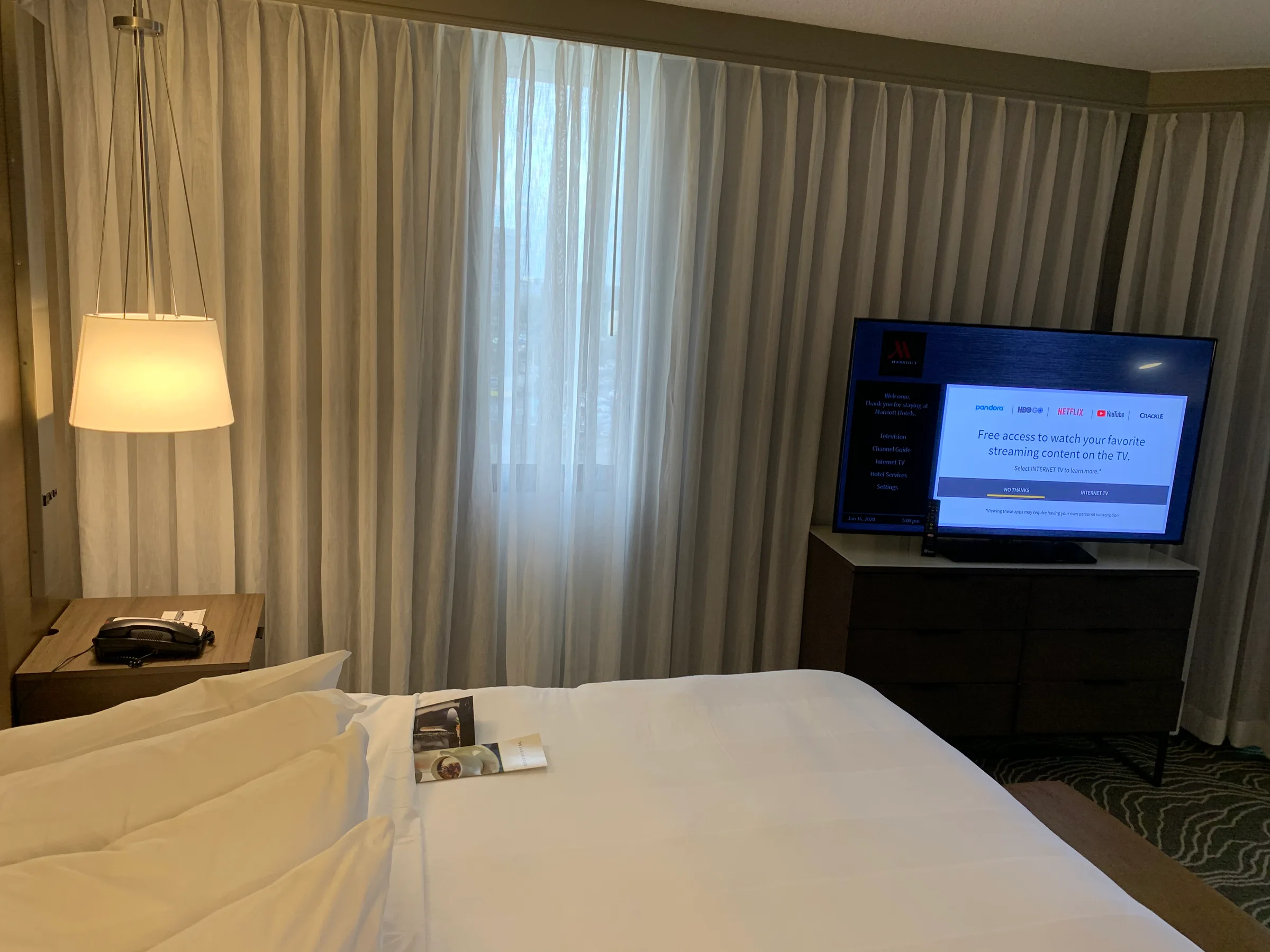 Hotelzimmer mit Doppelbett und Fernseher