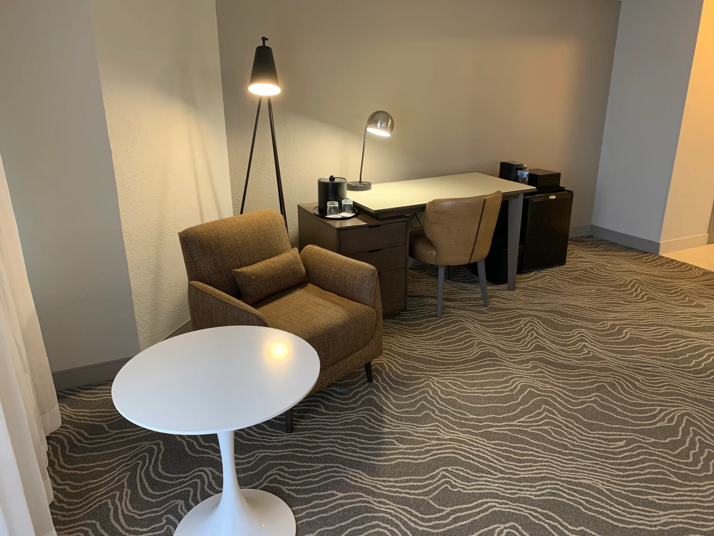 Hotelzimmer mit Schreibtisch und Sessel