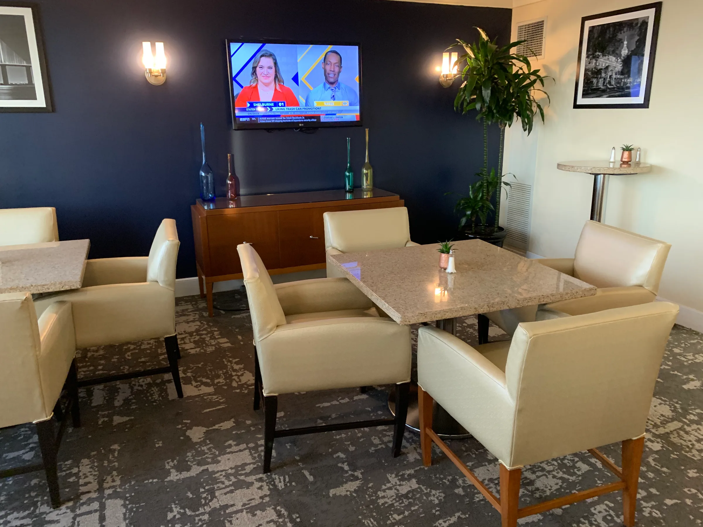 Hotellobby mit Sitzmöbeln und Fernseher